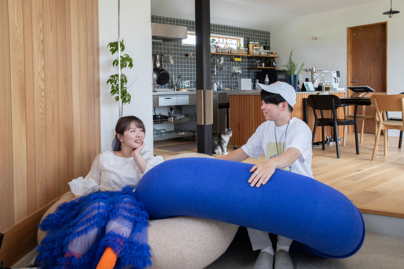 穴部分に腰掛けたり、足を通したり、いろんな座り方ができるSANCALのソファ「LINK」。鮮やかなカラーも夫婦のお気に入り。