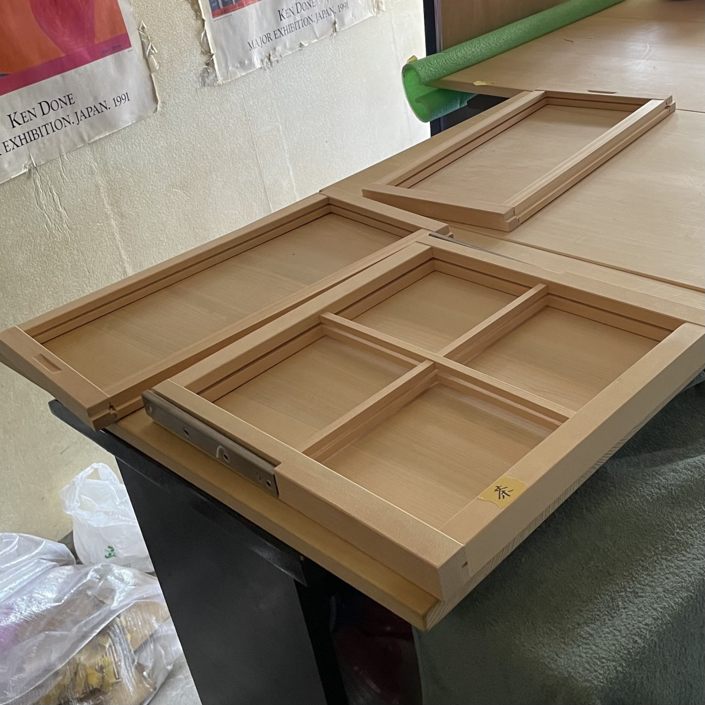 世界中の大小さまざま、色イロなガラスたち。窓から覗けて座れる、まちのBarのエントランス改装9