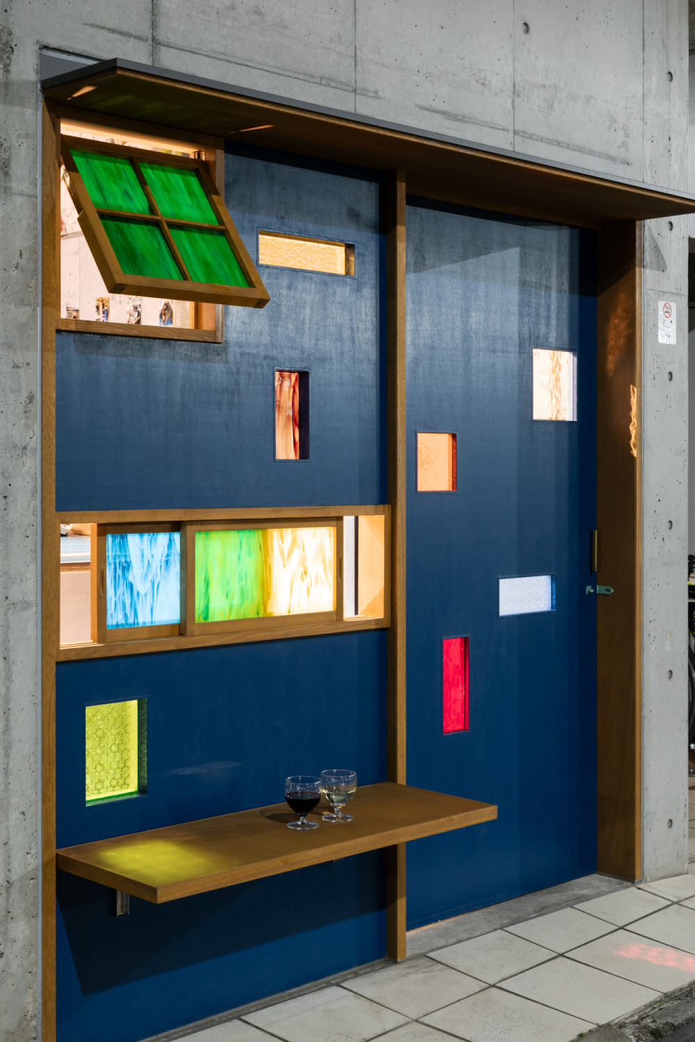 世界中の大小さまざま、色イロなガラスたち。窓から覗けて座れる、まちのBARのエントランス改装 vol.2