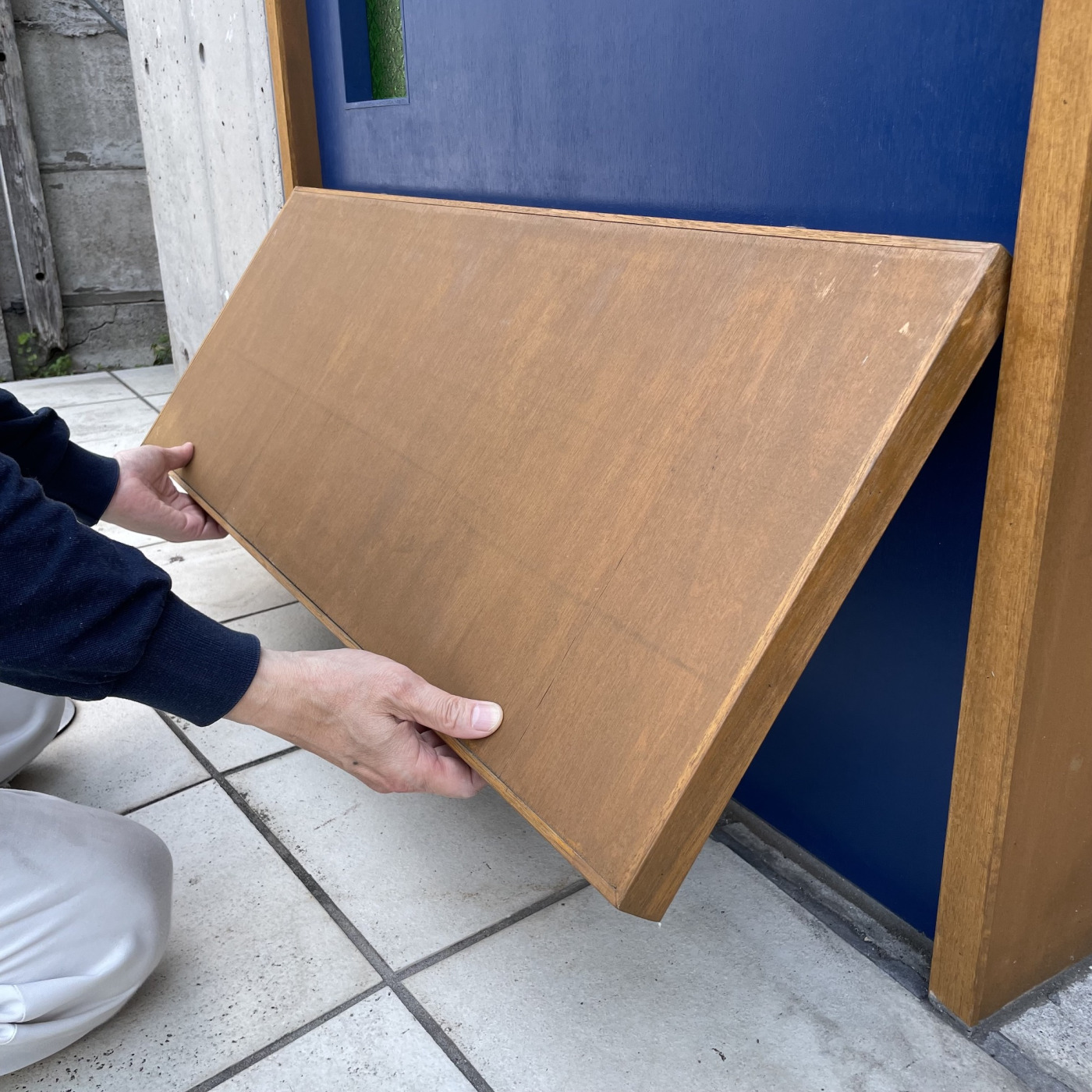 世界中の大小さまざま、色イロなガラスたち。窓から覗けて座れる、まちのBarのエントランス改装11