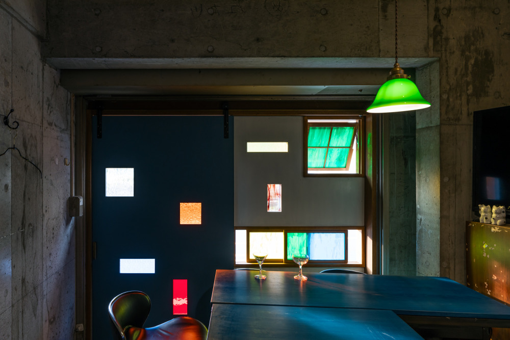 世界中の大小さまざま、色イロなガラスたち。窓から覗けて座れる、まちのBARのエントランス改装 vol.4