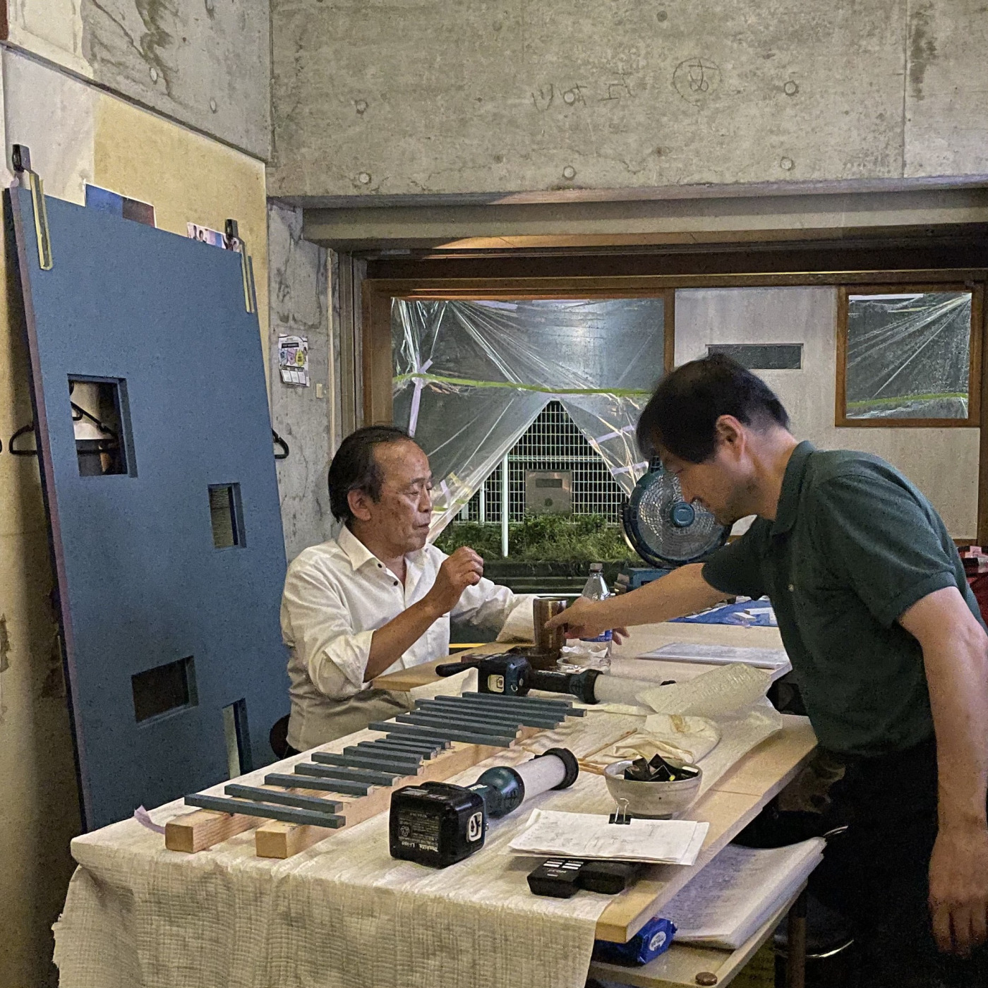 塗装乾燥中にも来店された年間360日訪れるという常連さん。全く気にせずいつも通りハイボールを愉しんでいる。