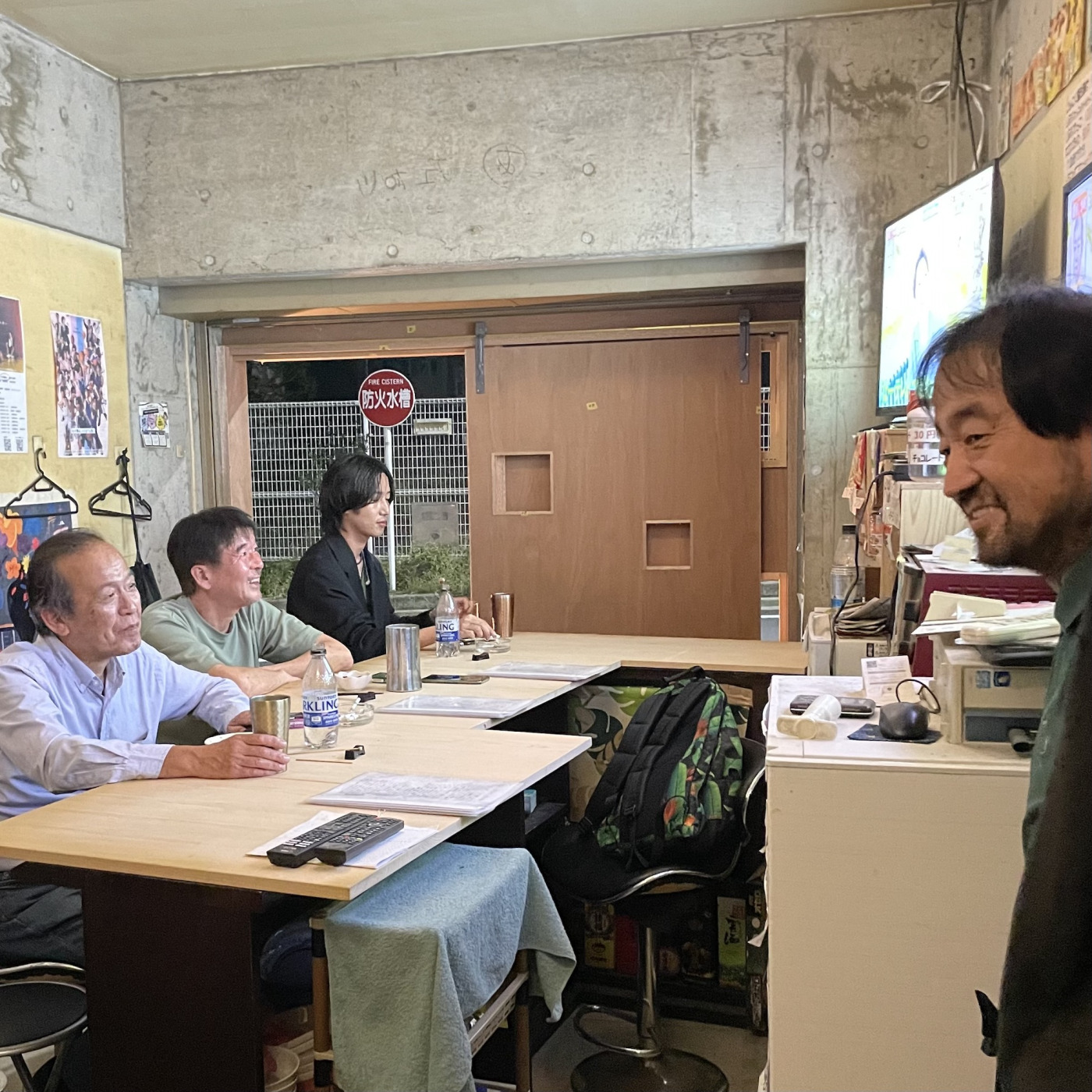 工事中の夜も座席を絞って営業したところ、開店直後から常連さんが次々と集まってきてくれた。