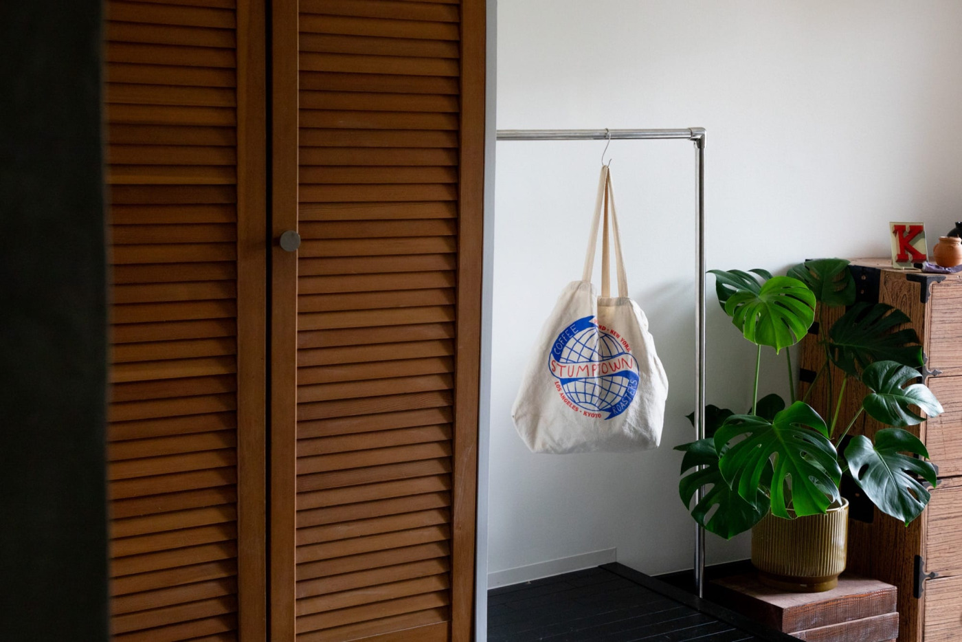 荷物を掛けがてら、エルボをそっと撫でたい。（L型-縦タイプ）