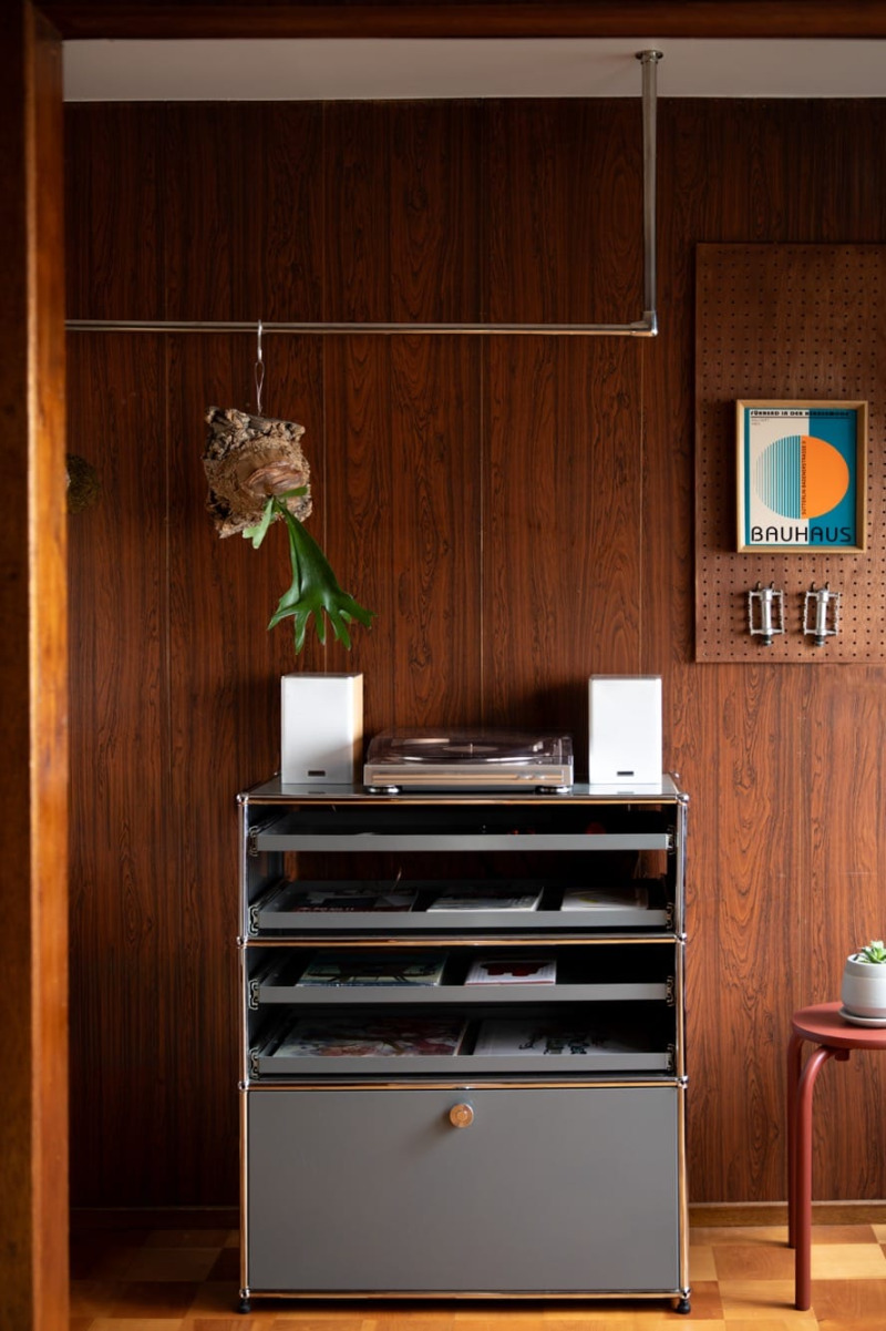 USMハラーのキャビネットと合わせて。木の色味と西陽をメタルが反射で受け止める。
