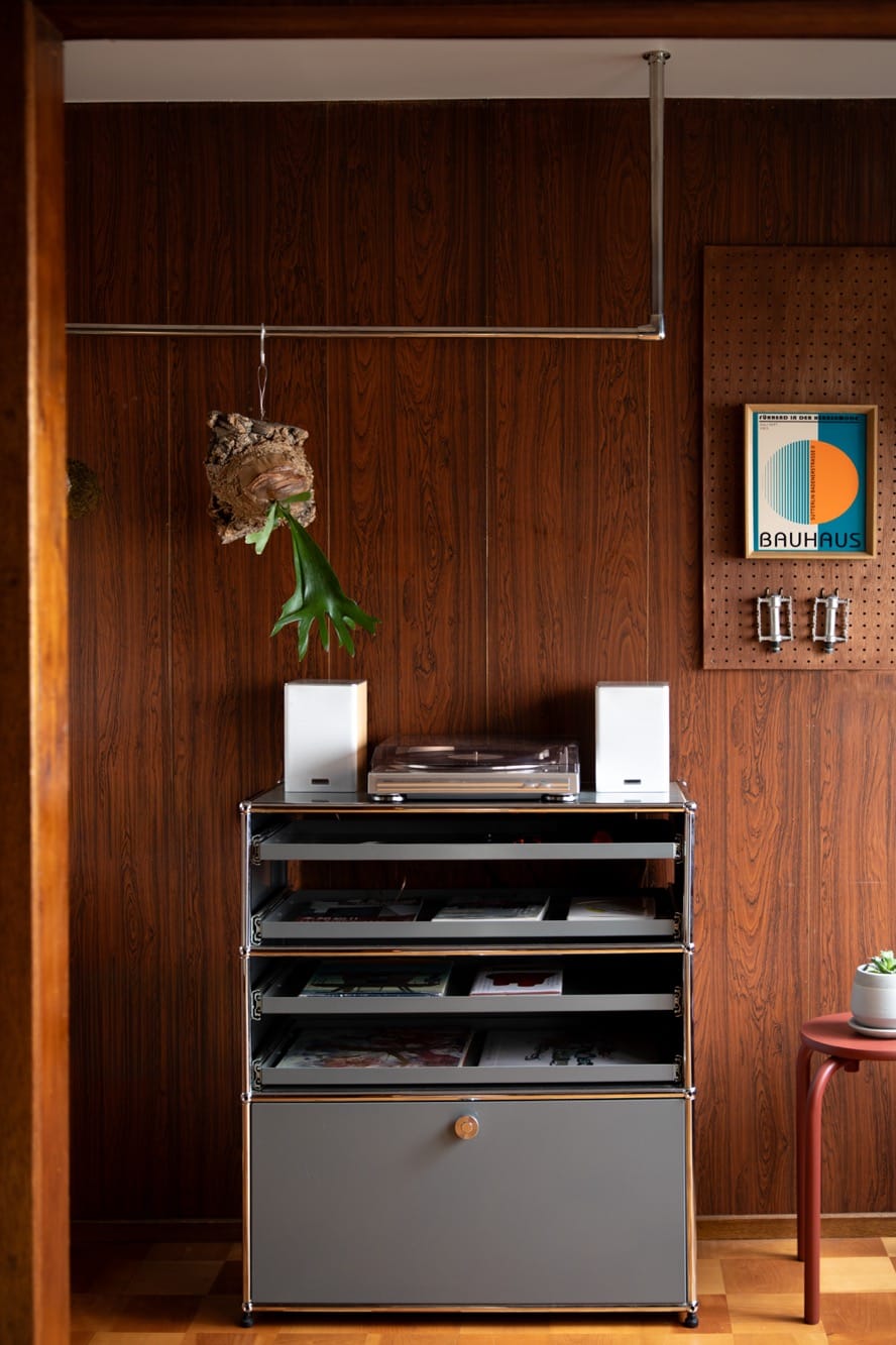 USMハラーのキャビネットと合わせて。木の色味と西陽をメタルが反射で受け止める。