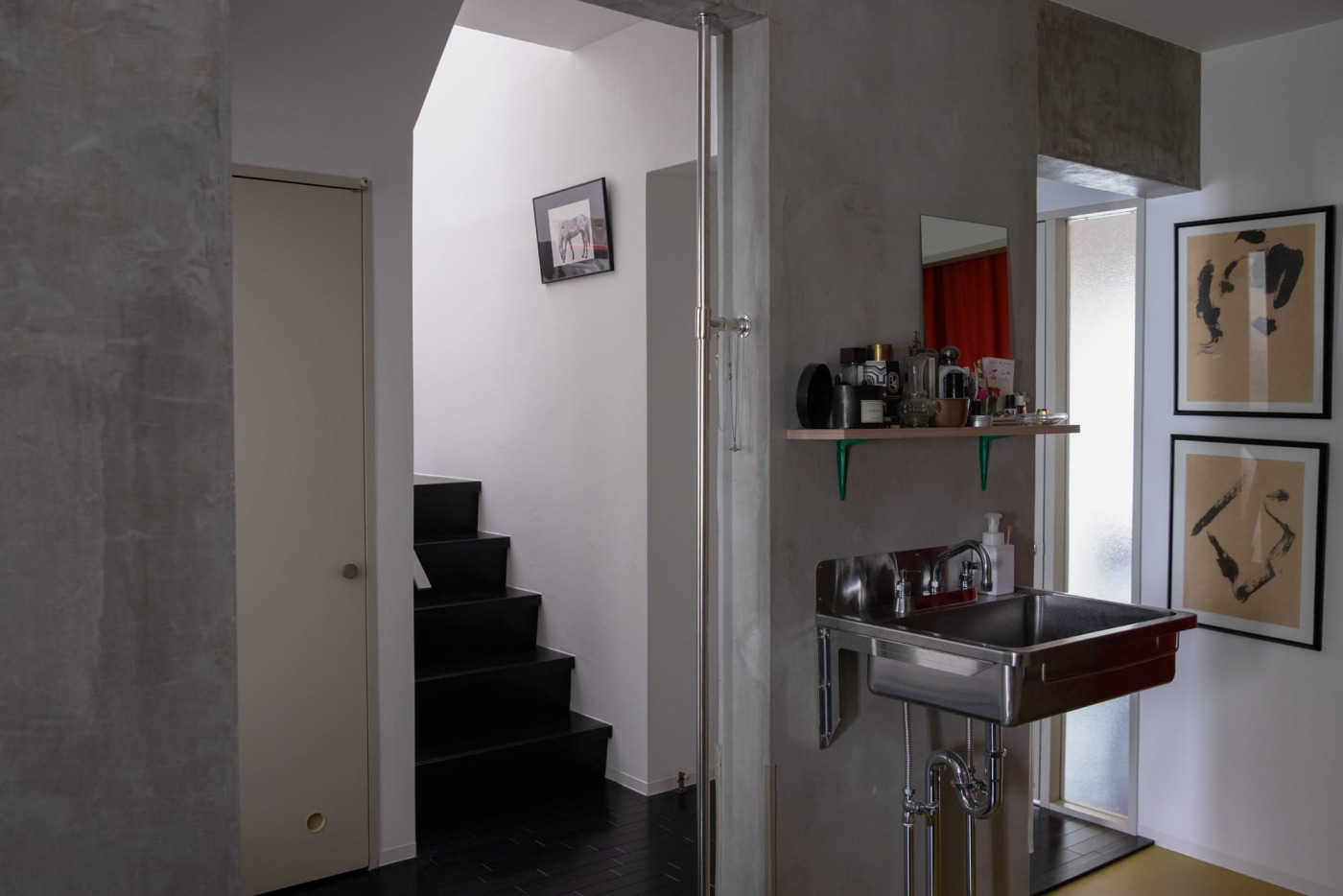 遠くから届く弱い光もしっとり取り込む。一筋の光が今この瞬間に目を向けさせてくれる。（T型-縦タイプ）