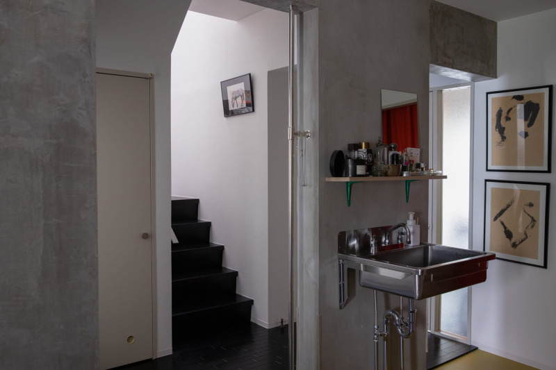 遠くから届く弱い光もしっとり取り込む。一筋の光が今この瞬間に目を向けさせてくれる。（T型-縦タイプ）
