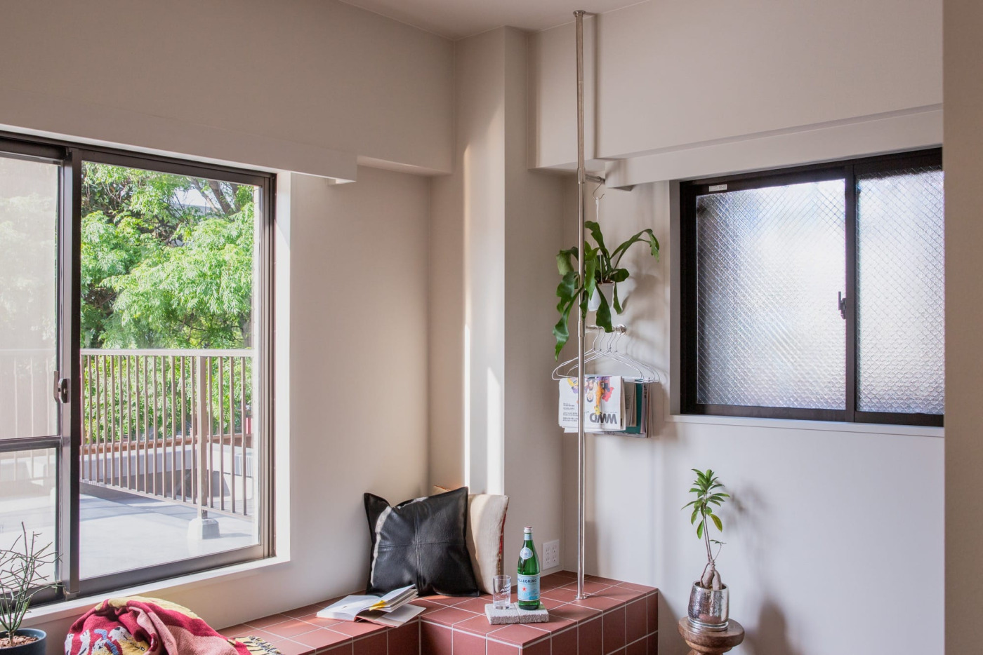 一本線を空間に。モノの居場所を生み出す線です。（T型-縦タイプ＋水平パイプ追加）