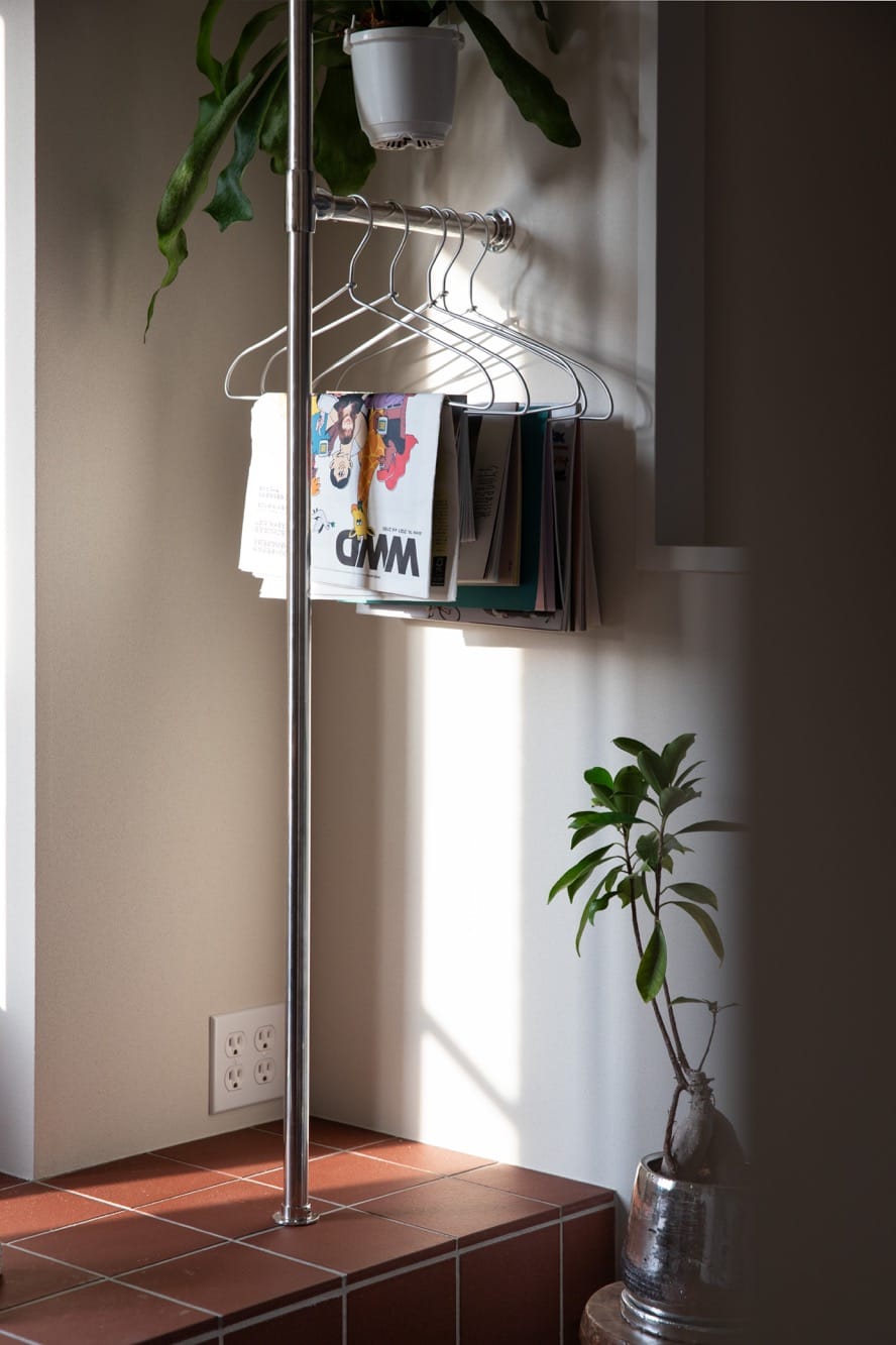 縦向きにつけてみると、服を掛ける以外の使い方が見えてきませんか？（T型-縦タイプ）