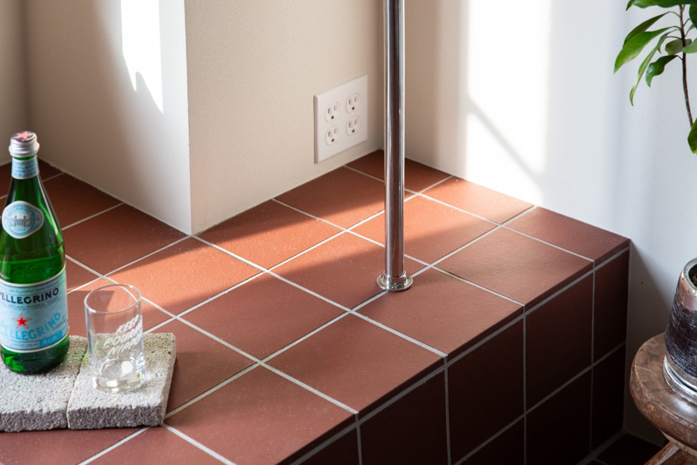 フランジが小さいので床に取り付けても見栄え良し。