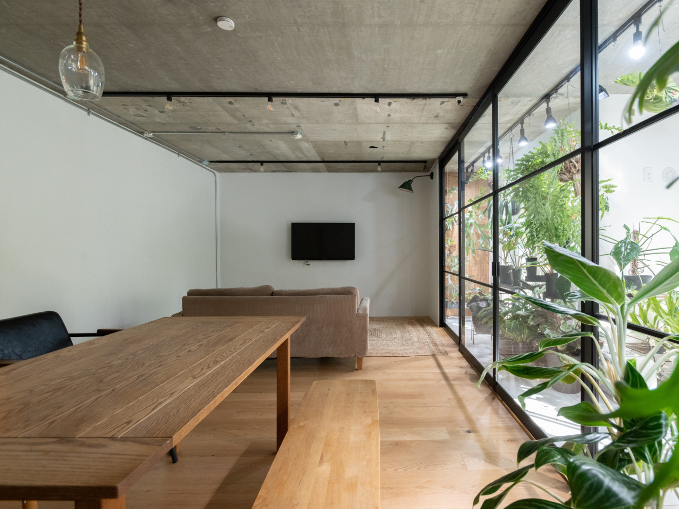 “植物の特等席”と、土間で隔てられた“離れ”。120㎡ならではの空間切り分け術3