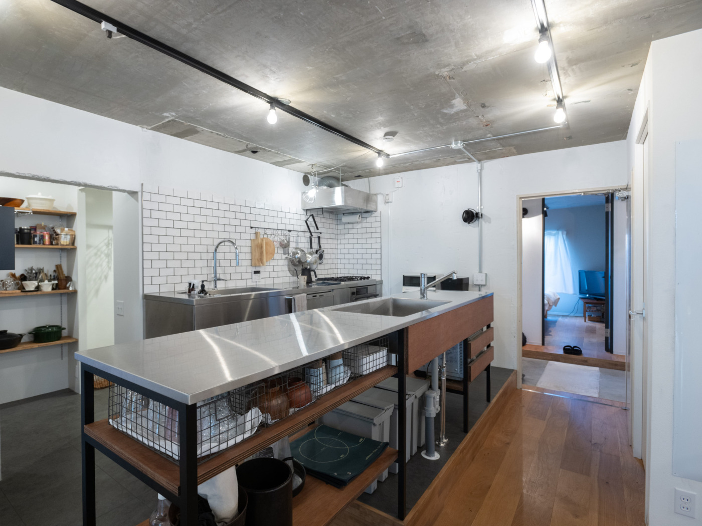 “植物の特等席”と、土間で隔てられた“離れ”。120㎡ならではの空間切り分け術16