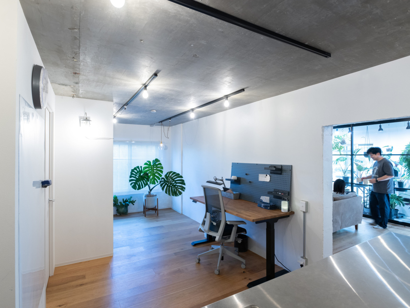 “植物の特等席”と、土間で隔てられた“離れ”。120㎡ならではの空間切り分け術18