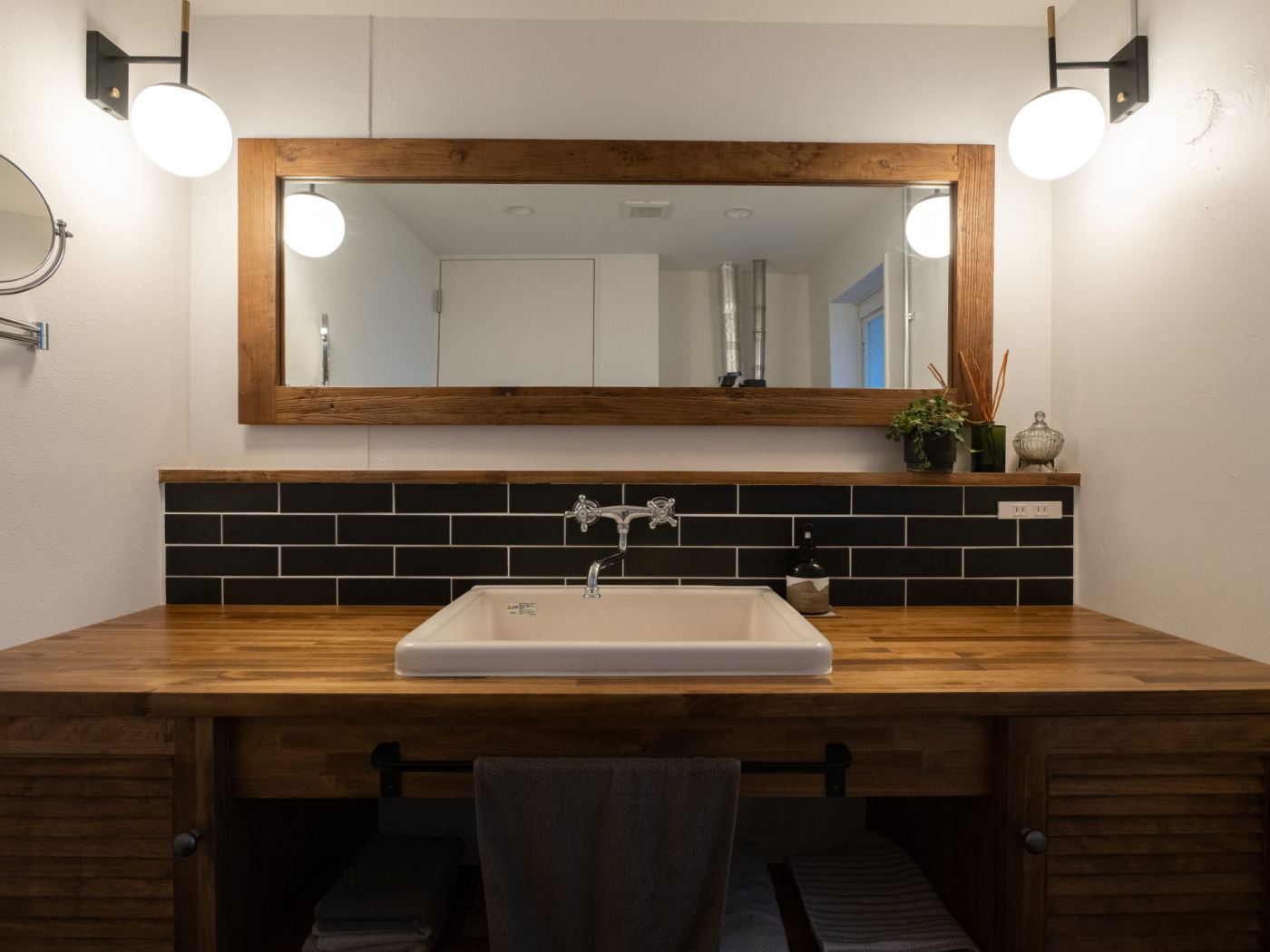 “植物の特等席”と、土間で隔てられた“離れ”。120㎡ならではの空間切り分け術22