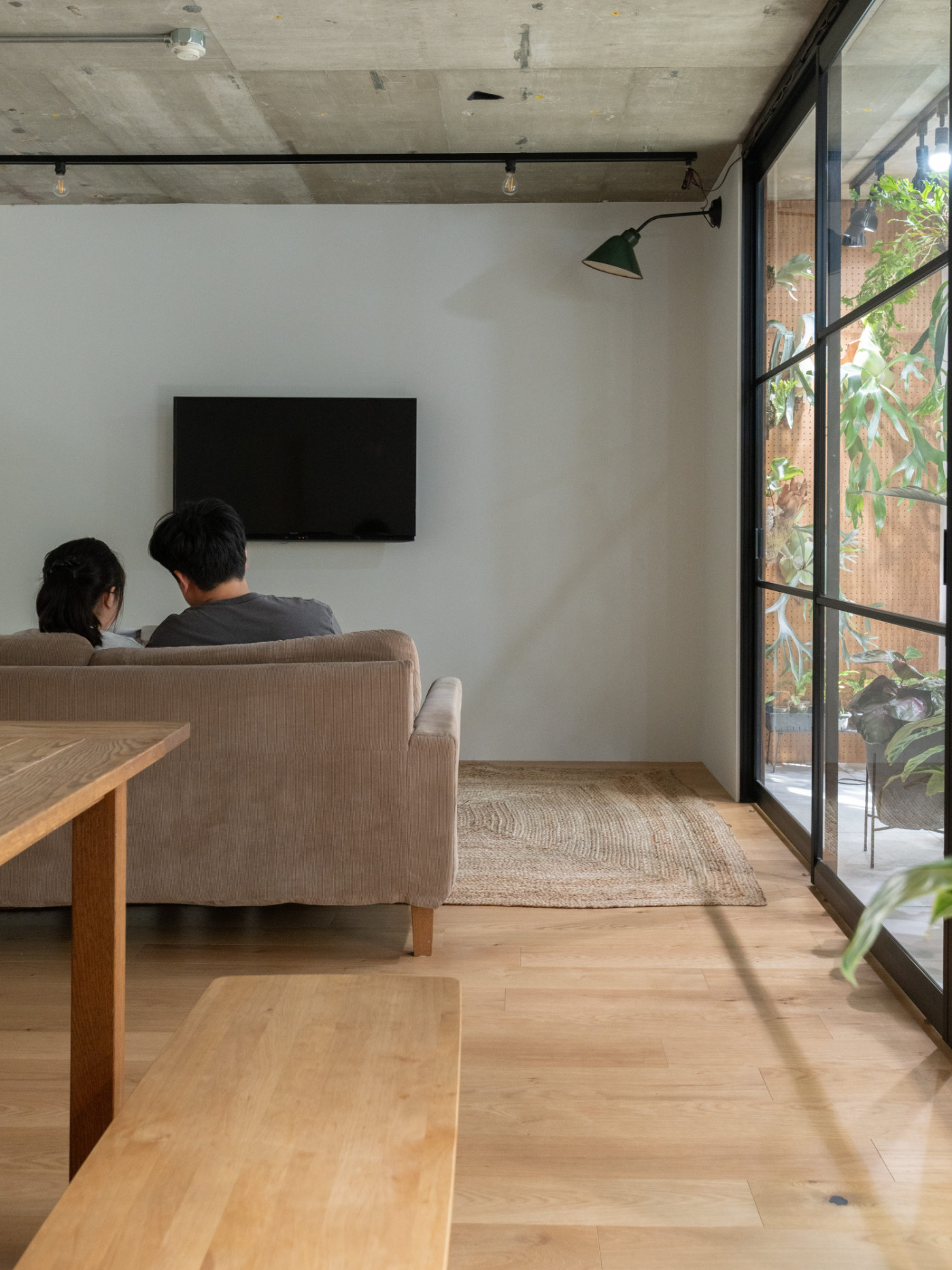 “植物の特等席”と、土間で隔てられた“離れ”。120㎡ならではの空間切り分け術24