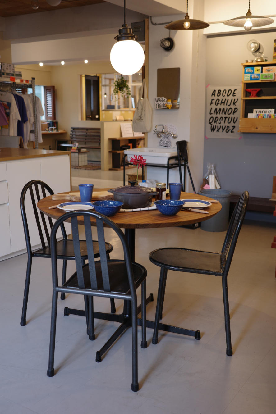 新しく選べるようになった丸天板「斜めカット」のダイニングテーブル