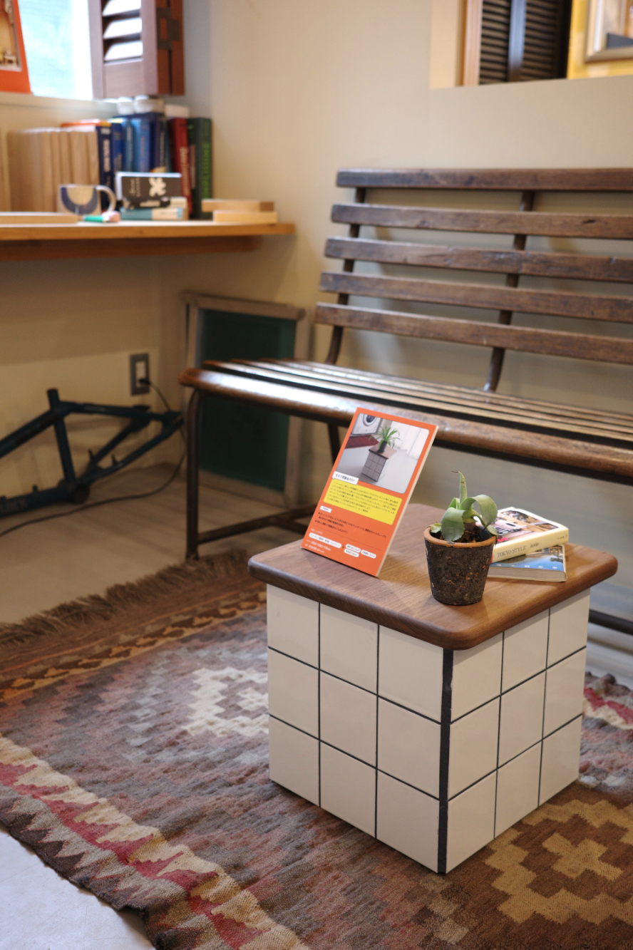 角天板に「角丸加工」と「面取り加工」を施したお菓子みたいな天板のサイドテーブル