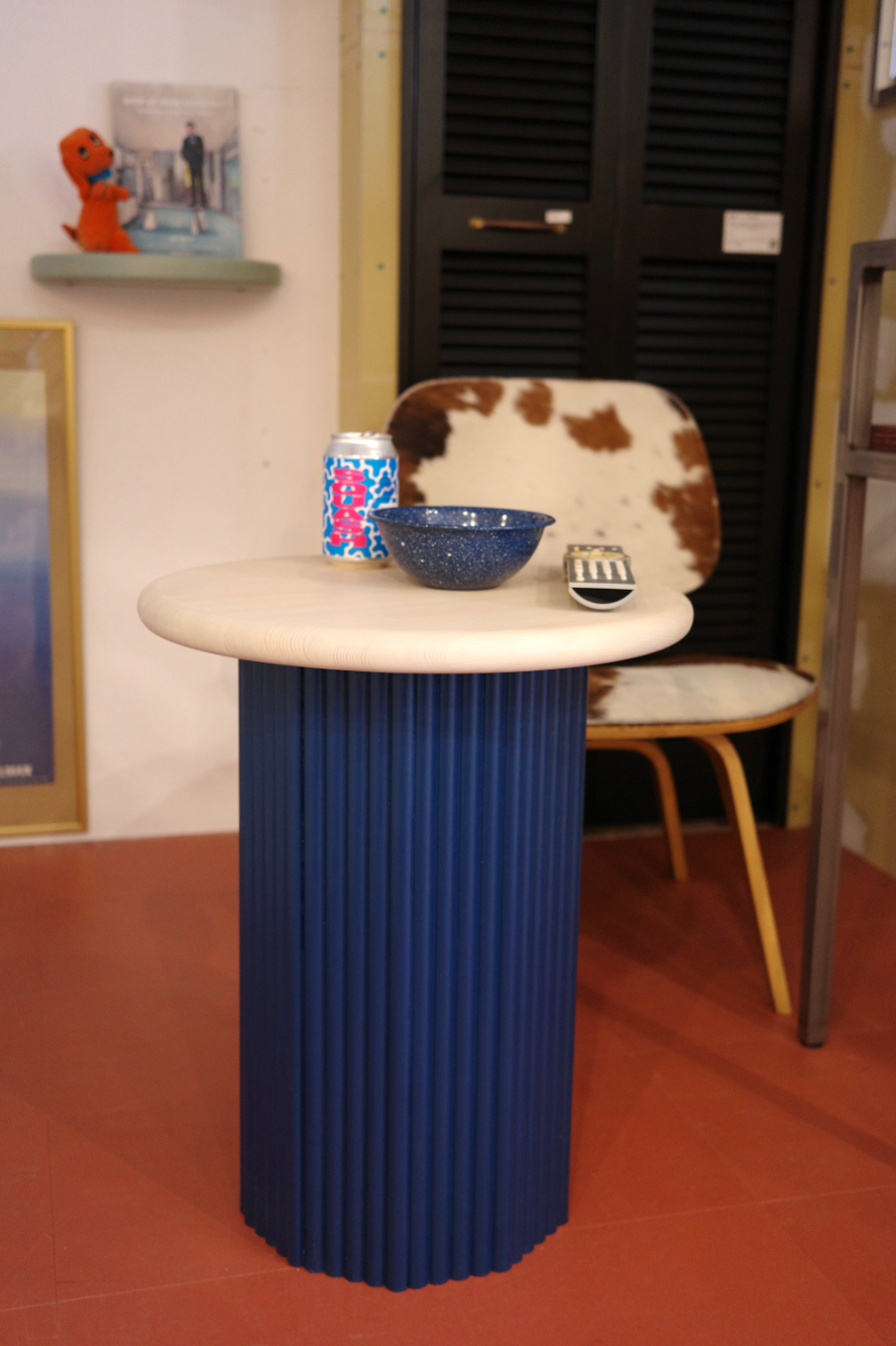 つるっとした面が愛らしい「ボウズ面」のサイドテーブル