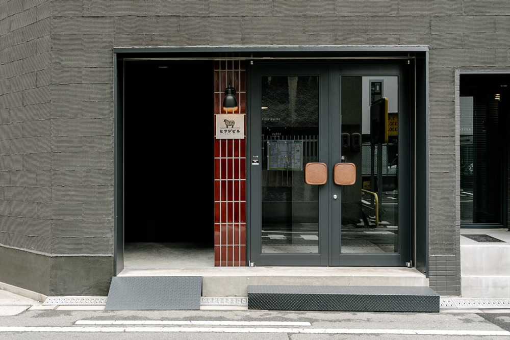 ”木とタイルで魅せる”。ありふれたビルに個性をつくり出すオフィスビルのリノベーション