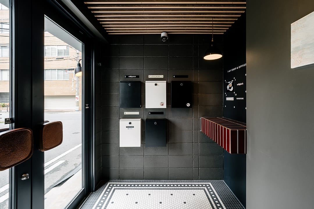 ”木とタイルで魅せる”。ありふれたビルに個性をつくり出すオフィスビルのリノベーション1