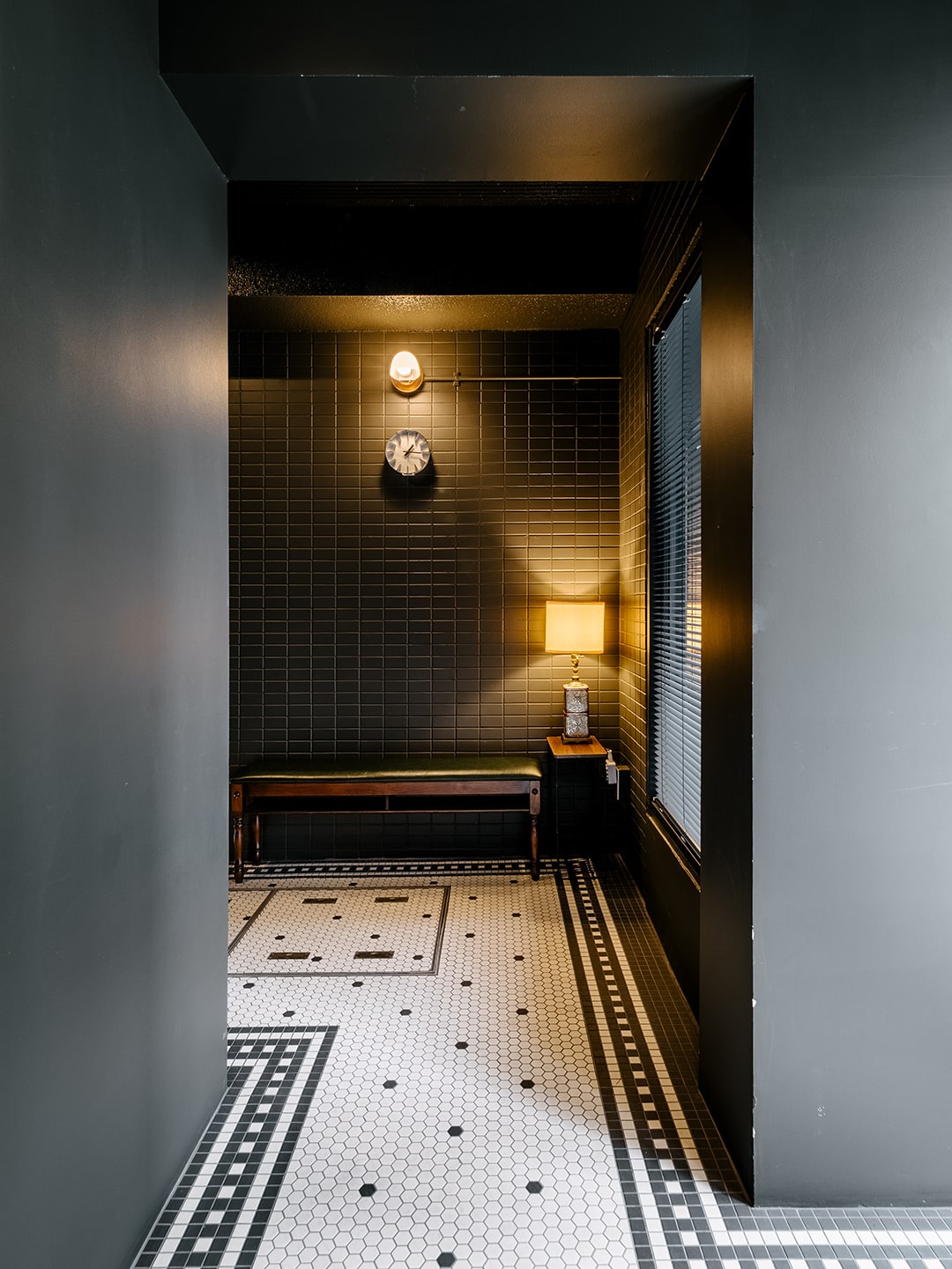 “木とタイルで魅せる”。ありふれたビルに個性をつくり出すオフィスビルのリノベーション3