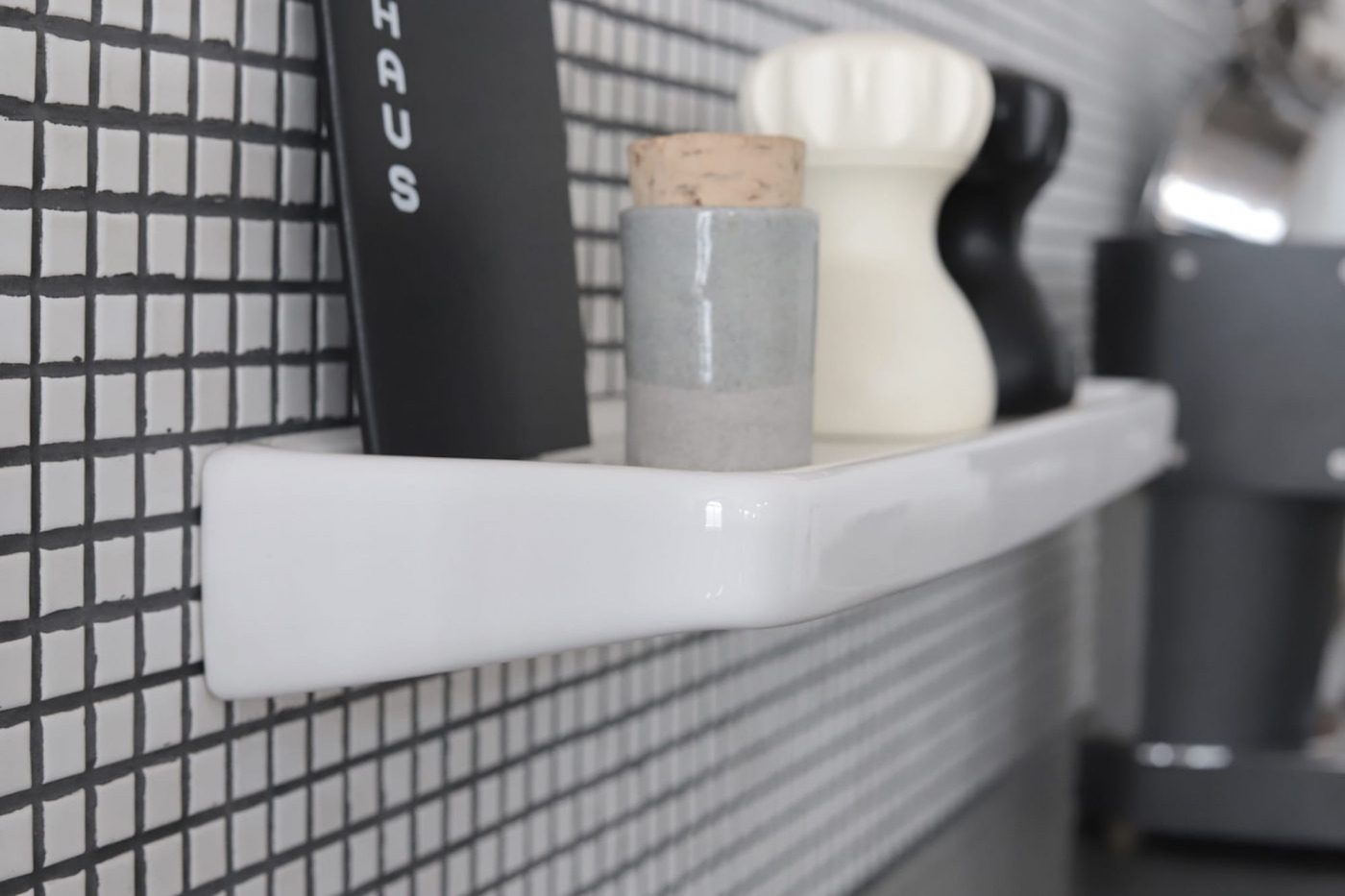 初期に手掛けたもので思い出深い商品は「陶器のラック」