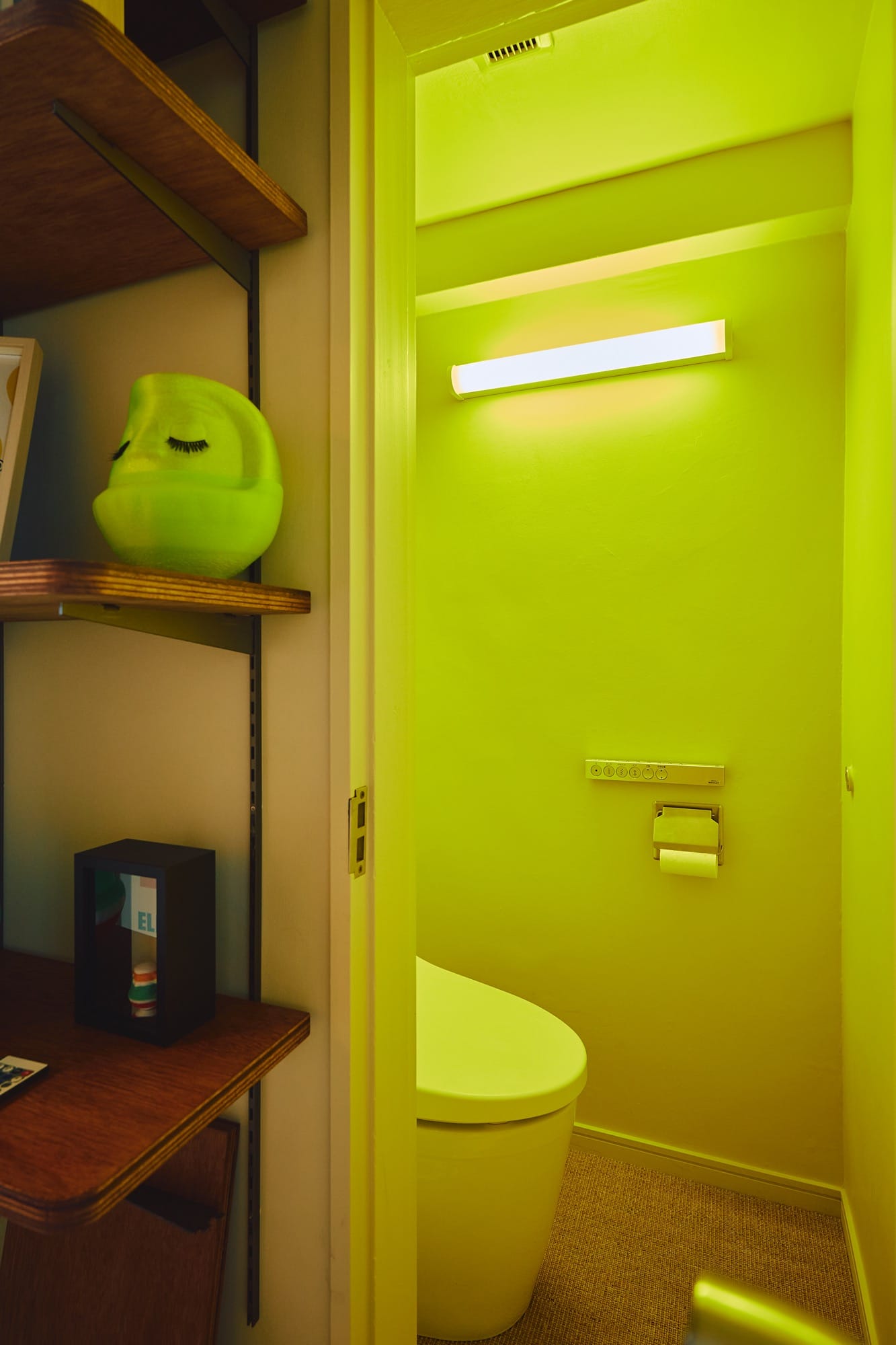 既存の照明にカラー蛍光灯を取り入れただけでイメージを大きく変えたトイレ。（撮影：Masanori Kaneshita）