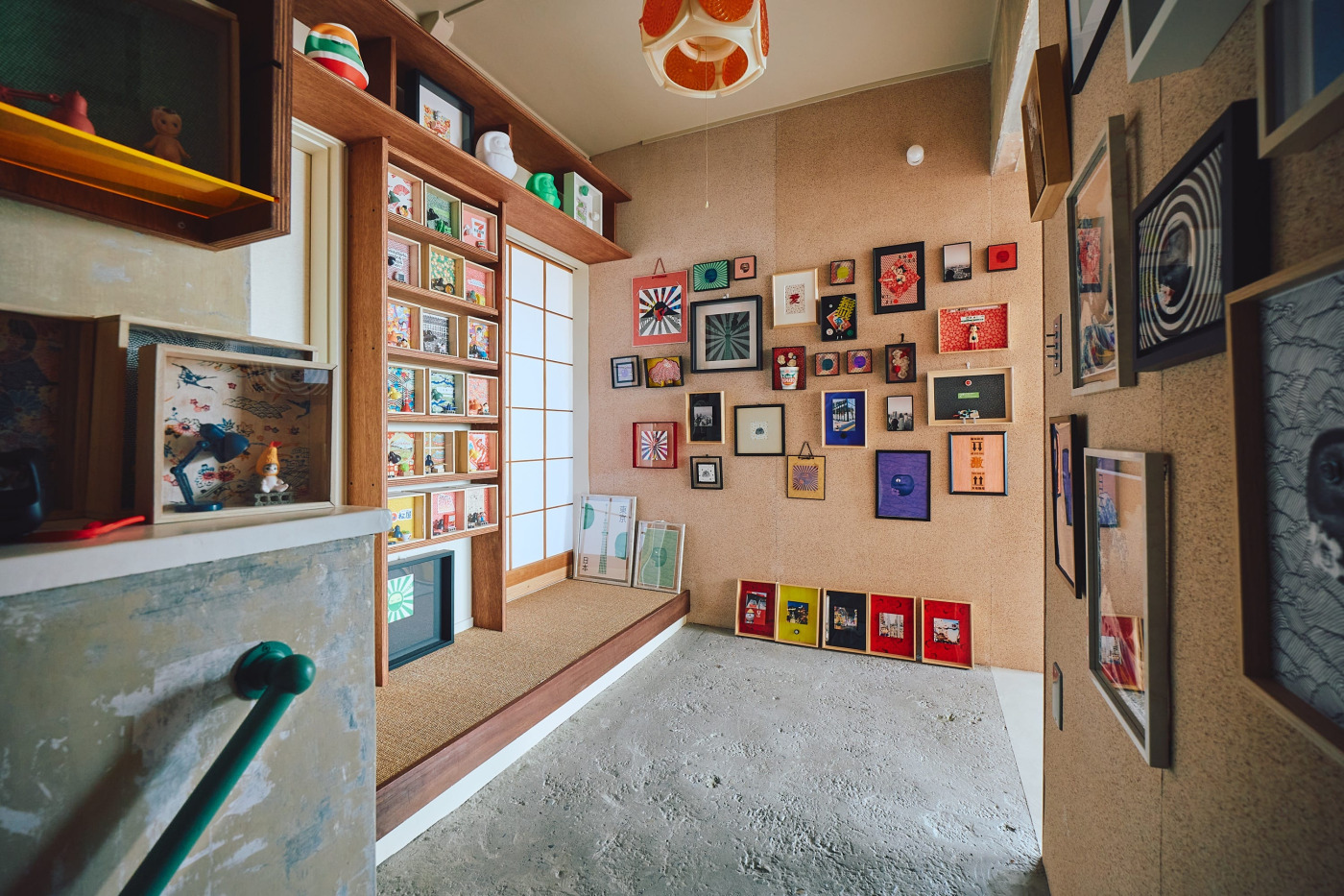 左手の棚は、ボックスアートのサイズに合わせて造作。奥行きはボックスが3つ重ねて入れられるぴったりのサイズになっている。最初は2つ分だったが足りず変更した。（撮影：Masanori Kaneshita）