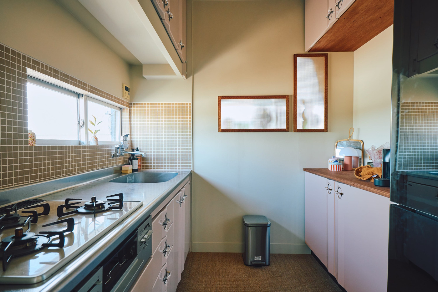 壁面の窓はマークさんのアイデア。明るいリビングからの光をキッチンに届けます。（撮影：Masanori Kaneshita）