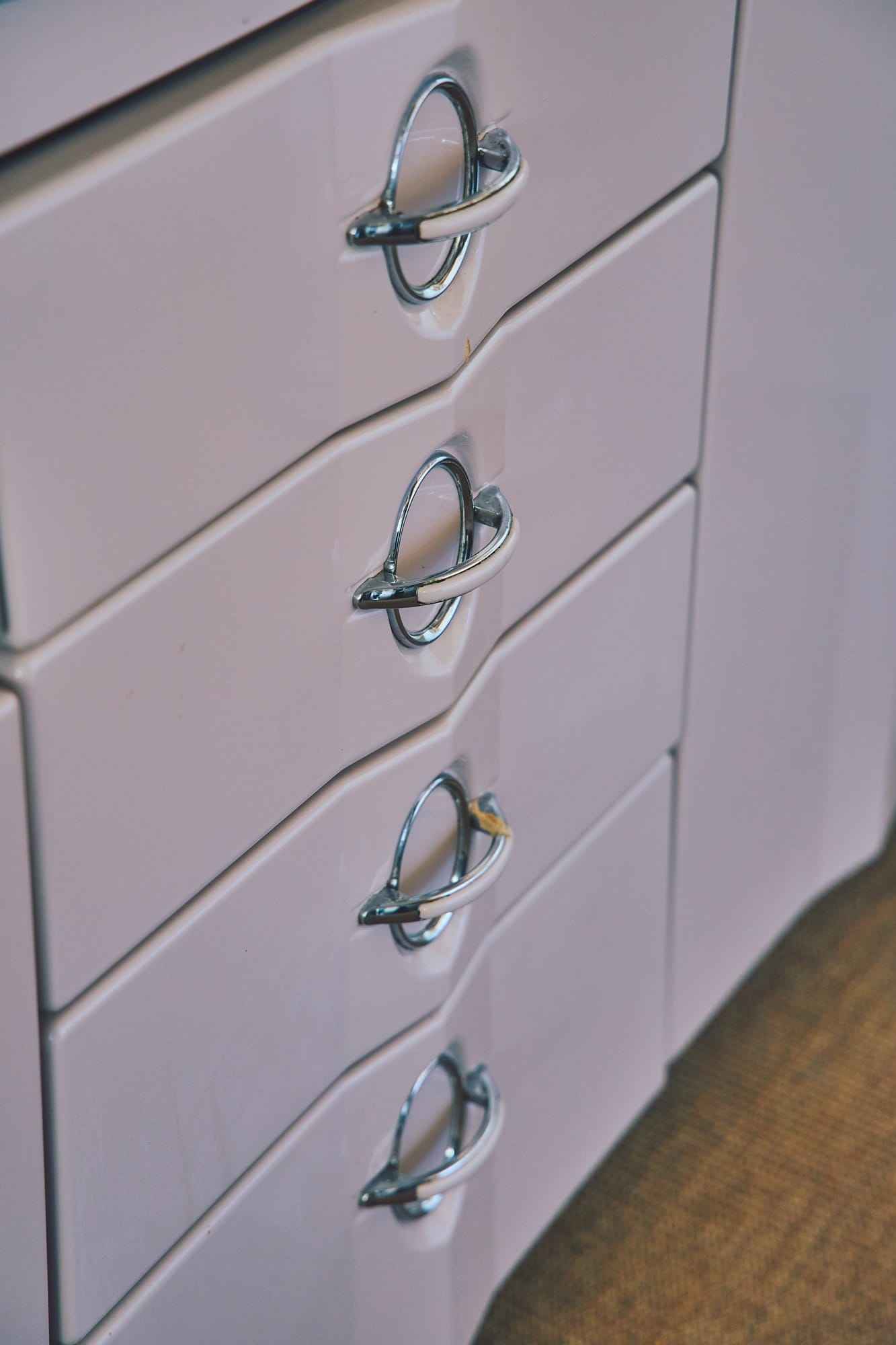 キッチン扉はホーロー製で、山脈のような縦のラインやシルバーの把手というユニークなデザインが特徴。2024年に廃盤が決まってしまったといいます。（撮影：Masanori Kaneshita）