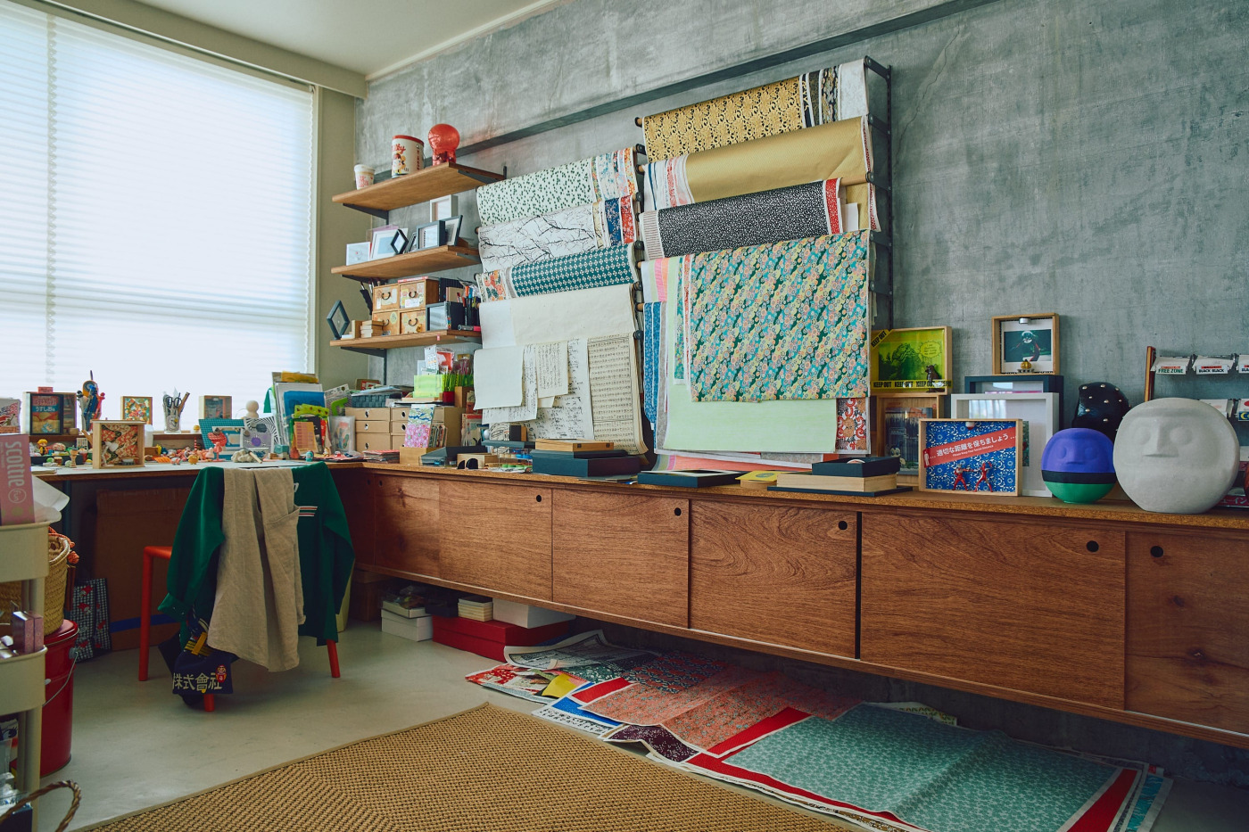 たくさんの和紙は、ラックには収まりきらず、床にも滲出中。（撮影：Masanori Kaneshita）