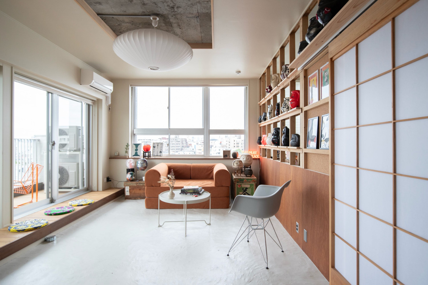 ソファの脇にもダルマアートがこだわりのディスプレイで並ぶ。ソファはベッドにもなるものを選び、泊まり込みの創作も視野に入れています。