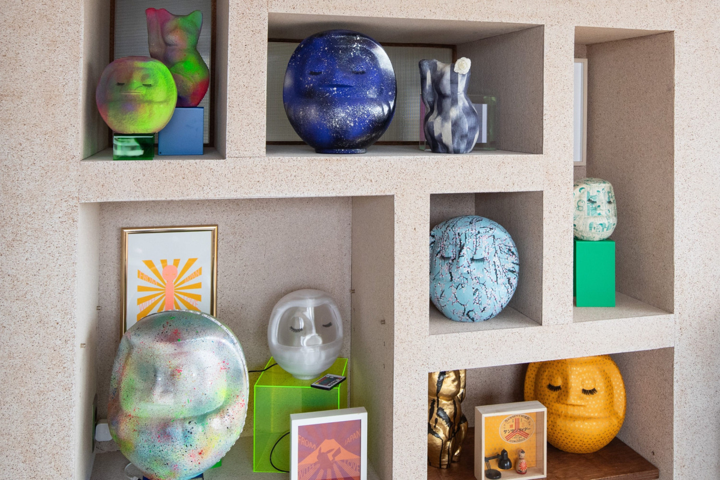 ペイントや和紙貼りなど、ダルマの装飾の仕方はさまざま。ハローキティが貼られていたり、香水ブランドの包装紙が使われることもあります。