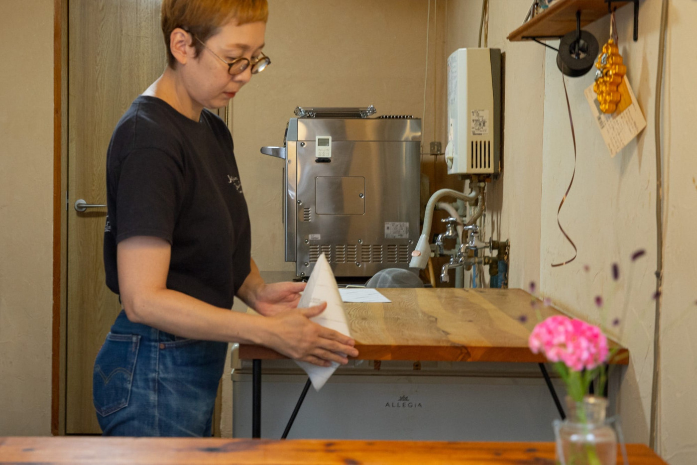 オーガニックカヌレ専門店で働く木の作業カウンター。メンテナンスと経年変化の様子を拝見！11