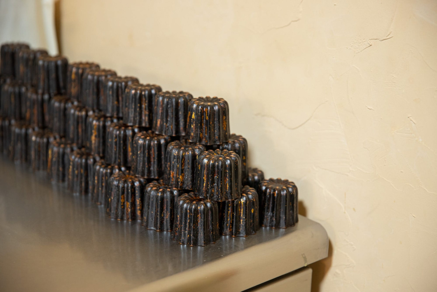 綺麗に積まれていたのがカヌレの銅型。大きさや波打ち具合によって、外側のカリカリ部分と中の柔らかな部分の割合が違ってくる。