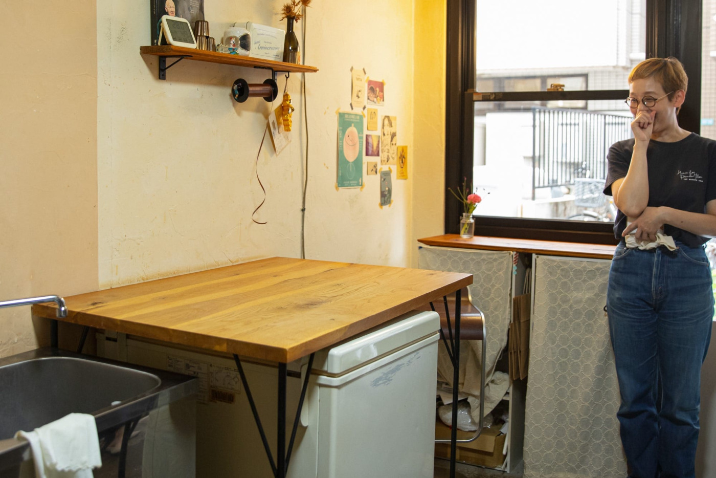 「ナラだからすっごい固くて、ビス打つの大変でしたよ！」と思い出を振り返る。