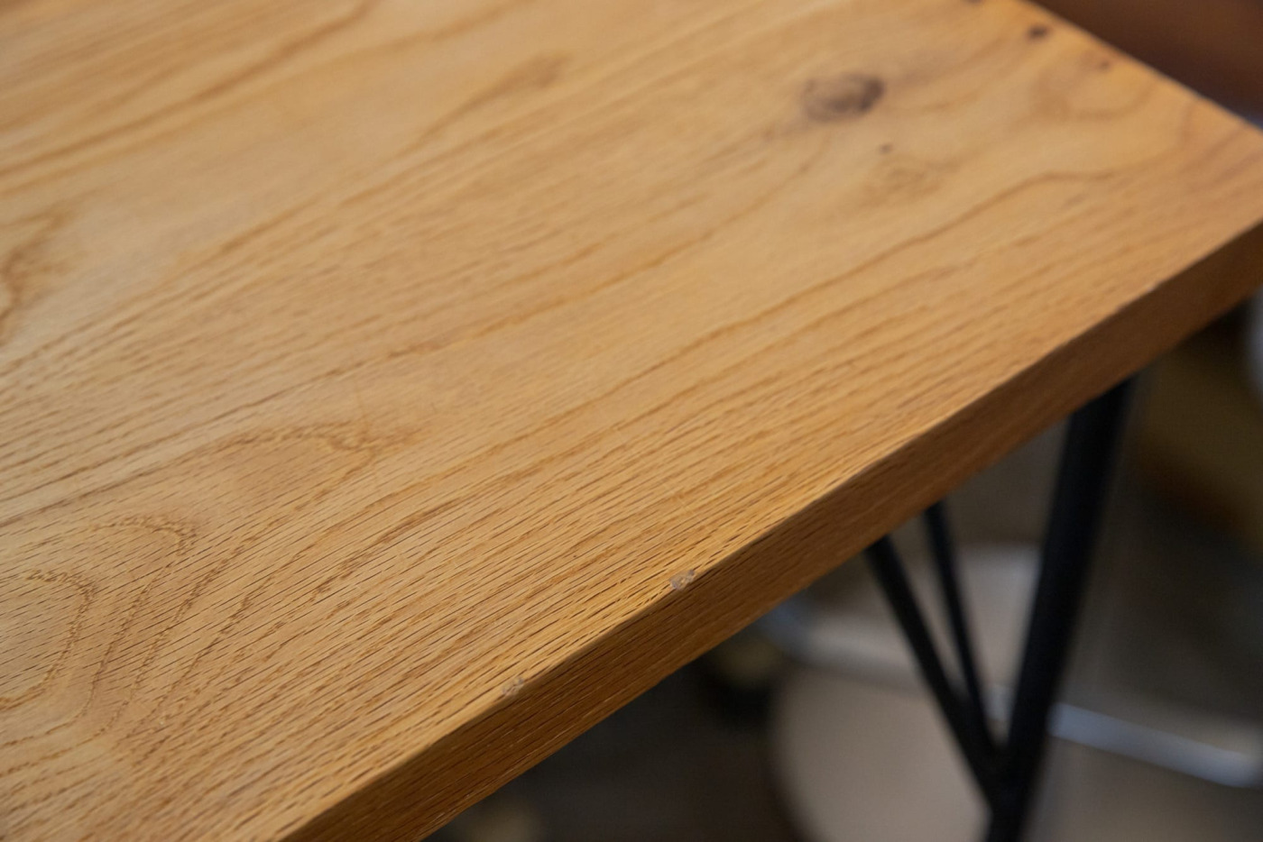 「ナラ（節・白太あり）」は固い樹種というだけあって、作業台として過酷に使ってもこの綺麗さ。その中でついた痕跡も、内藤さんにとっては頑張ってきた証。