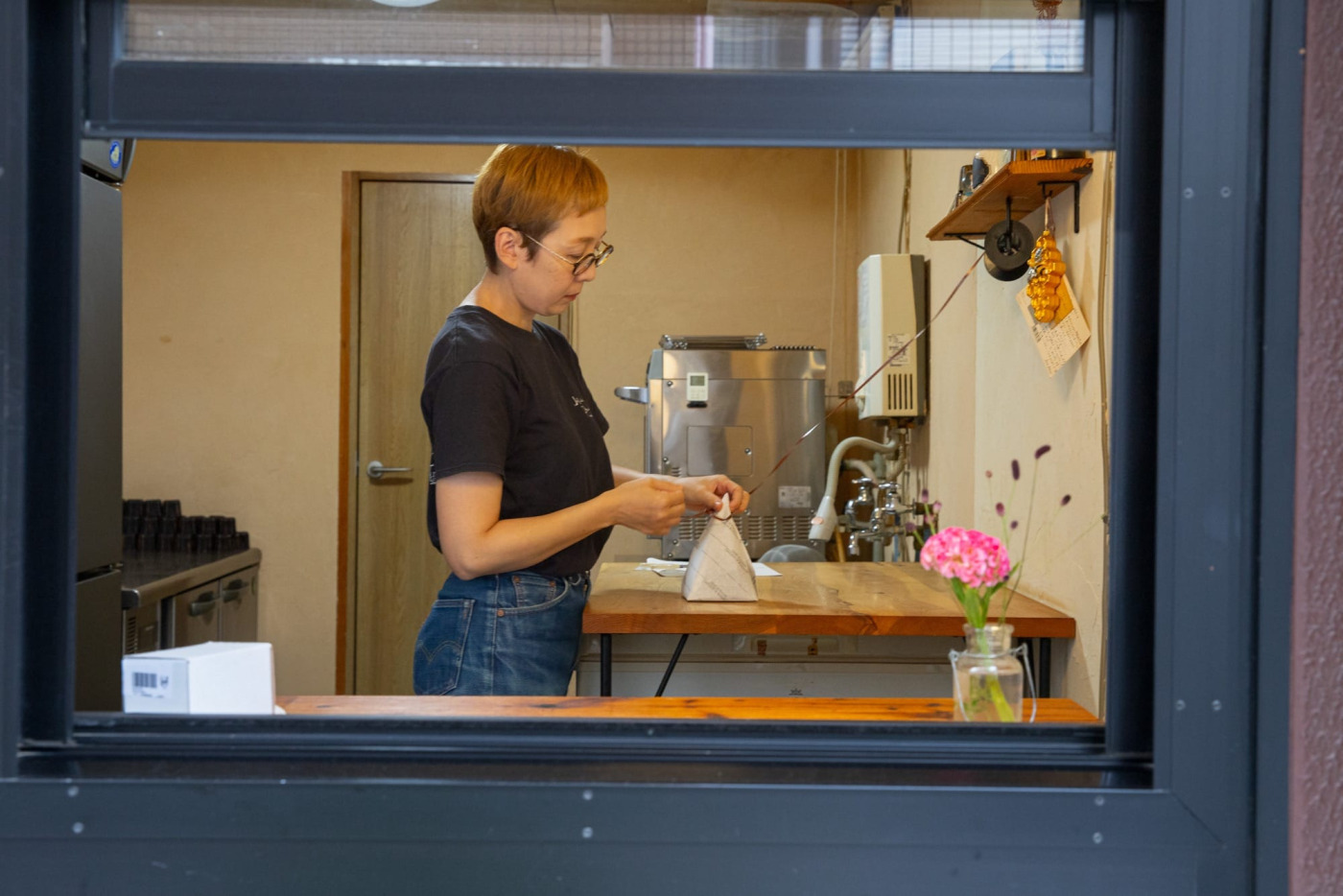 オーガニックカヌレ専門店で働く木の作業カウンター。メンテナンスと経年変化の様子を拝見！27