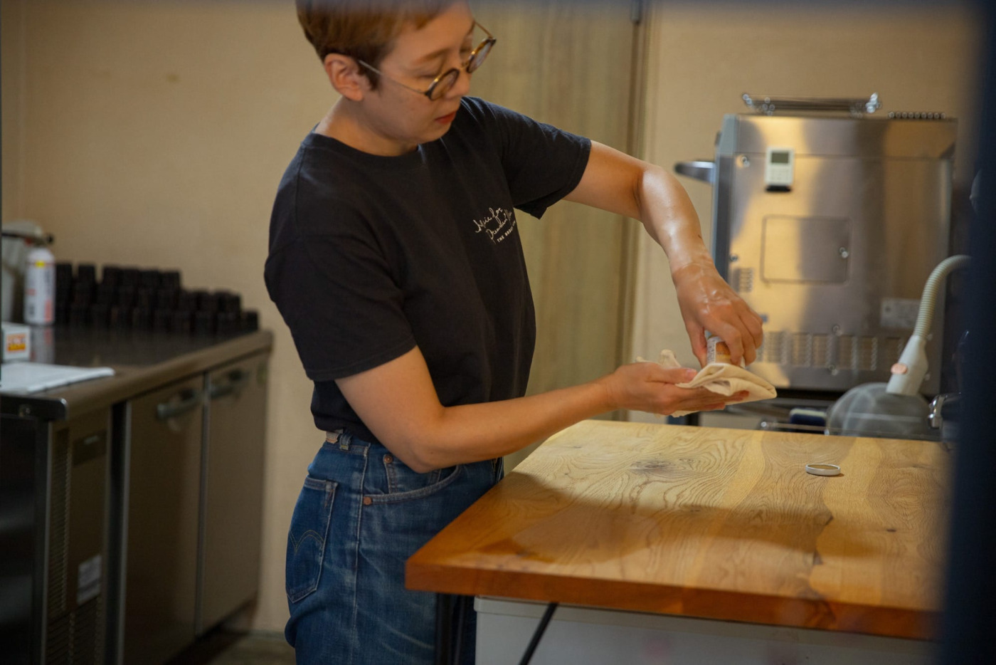 ウエスに少量オイルを染み込ませて