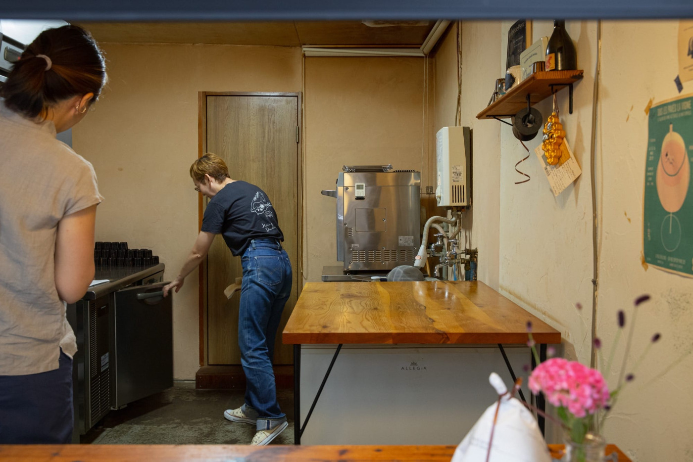 奥にあるのが、飲食店でよく見かける作業台を兼ねる冷蔵庫。生地をこねたり、力を込める作業には向いているけれど、立ちながら包む作業には手前の作業台の高さが使いやすそう。