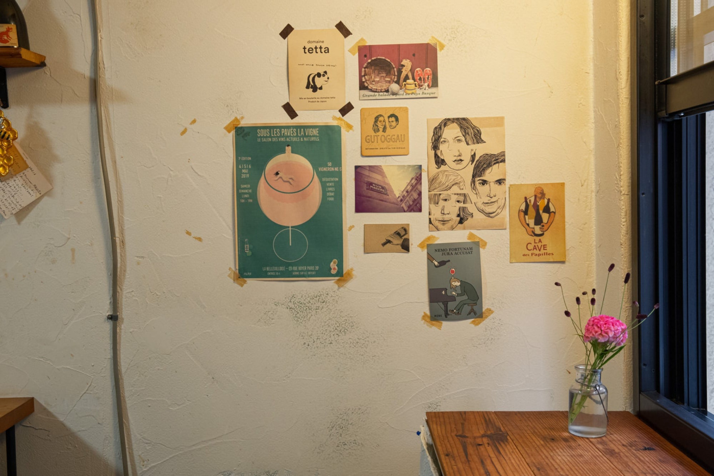 よく手が触れる部分から緑色が透けて見える！壁に貼られているのは好きなワインに関係のあるイラストや、Lomographyで撮ったパリの写真など。