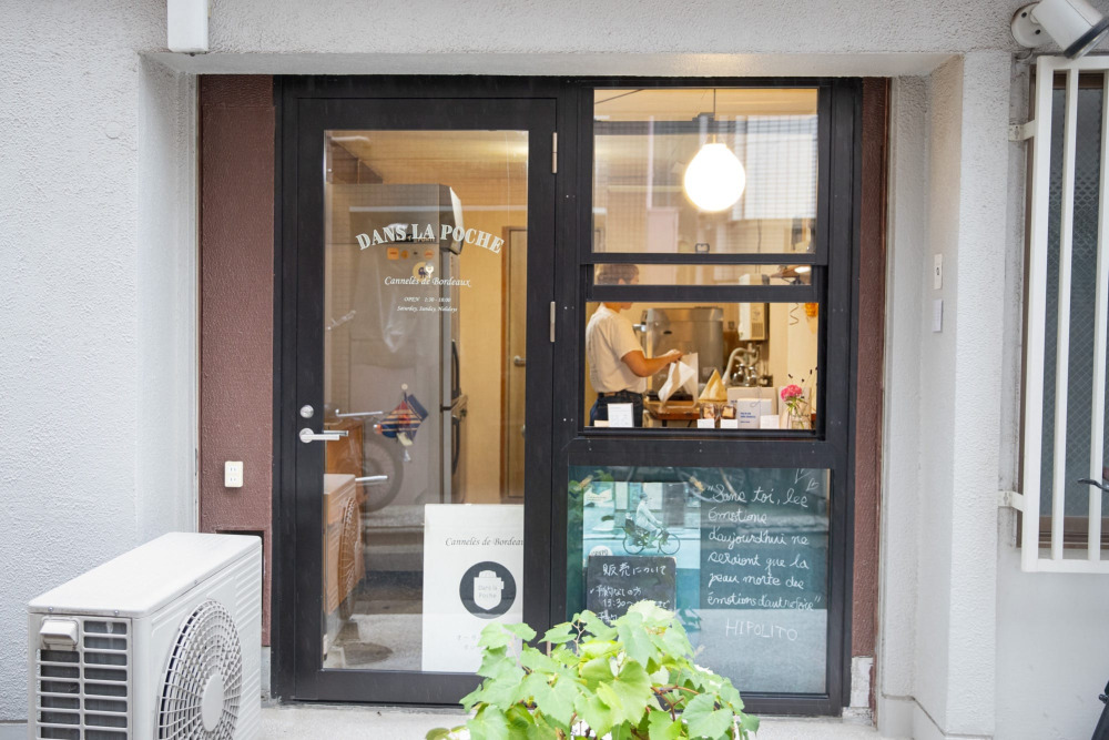 オーガニックカヌレ専門店で働く木の作業カウンター。メンテナンスと経年変化の様子を拝見！