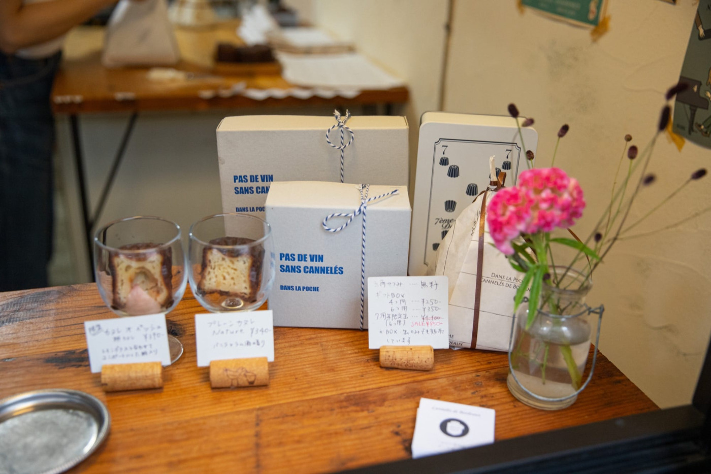 オーガニックカヌレ専門店で働く木の作業カウンター。メンテナンスと経年変化の様子を拝見！1