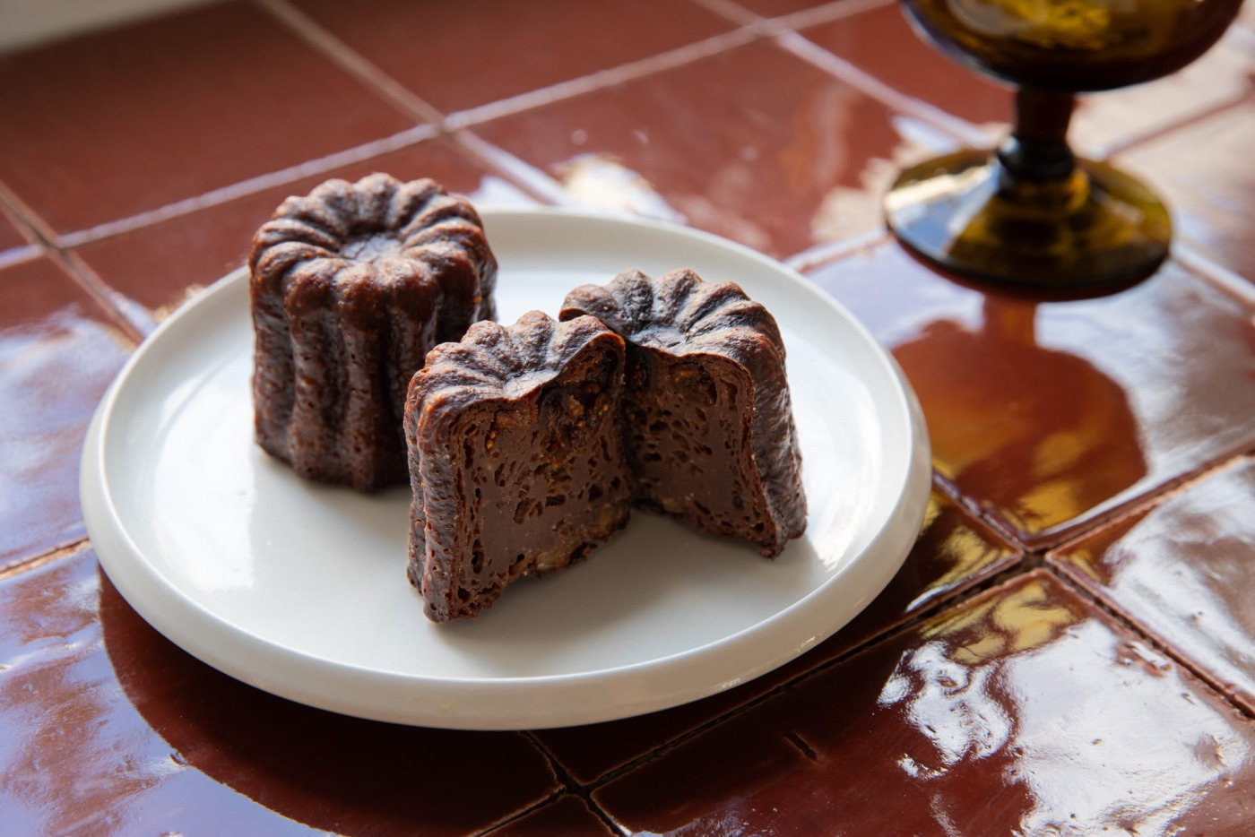 写真は定番フレーバーのチョコカヌレ。ワインはもちろん、ブランデーやウィスキーとも相性良し！チビチビ食べ進めようと思いましたがあっという間になくなりました。