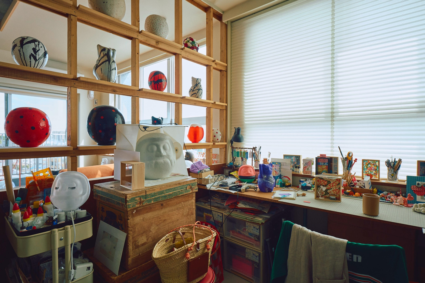 アトリエからはダルマの背中も一望できる。（撮影：Masanori Kaneshita）