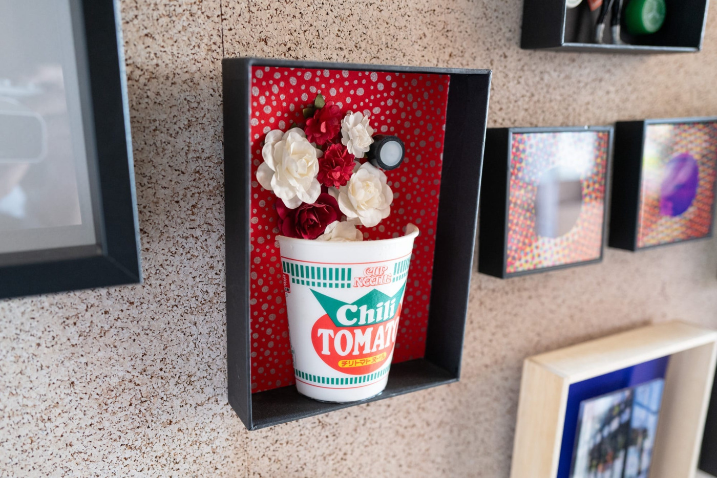 カップヌードルの容器を使ったボックスアート。我々にとってはゴミになってしまうものもJUJUさんにとっては残すべきもの。