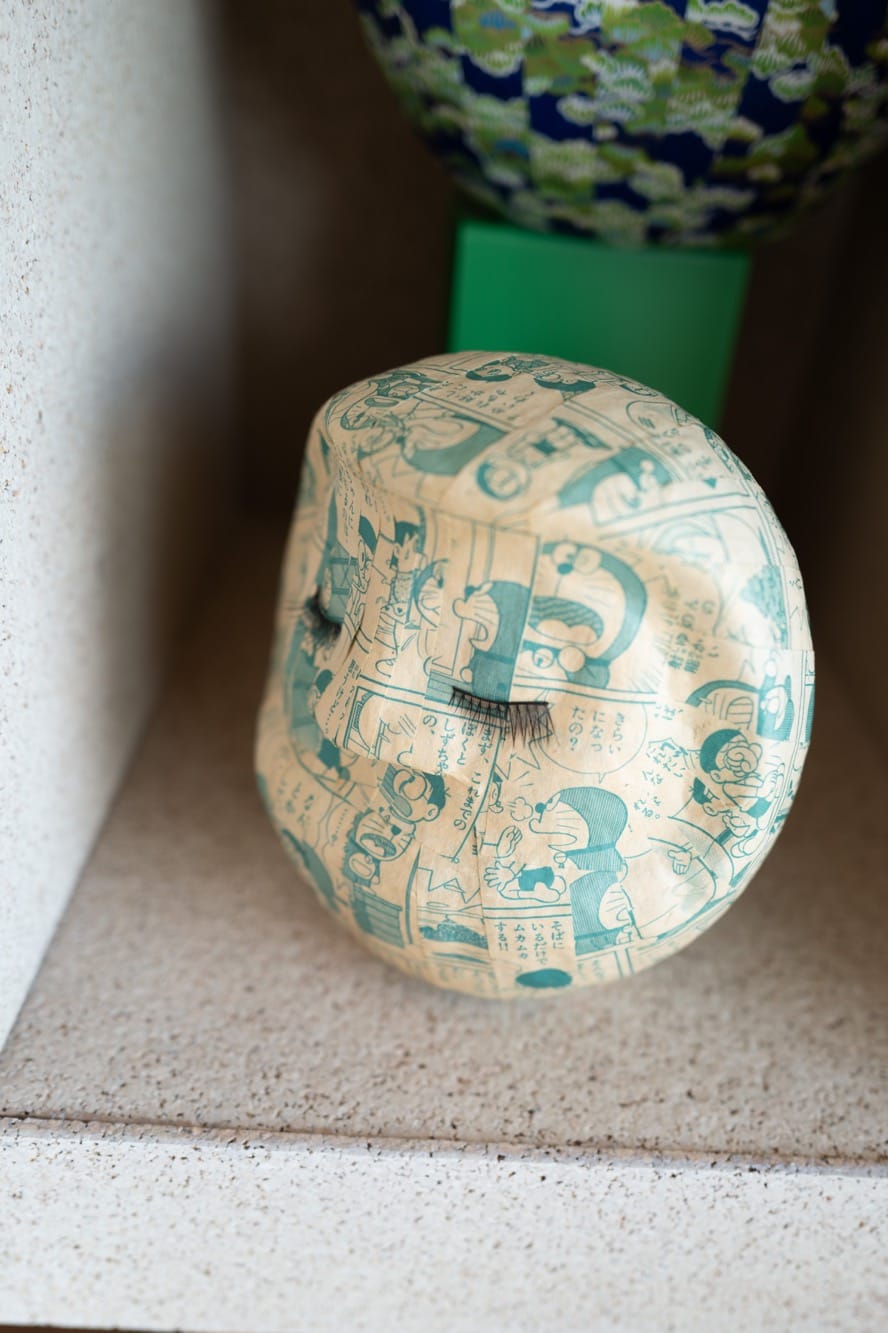 ドラえもんの漫画を貼ったダルマ。