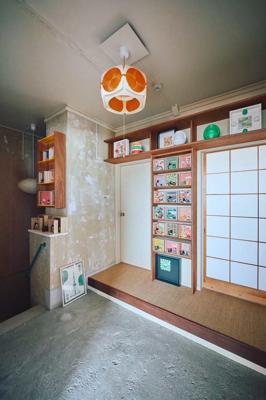 昭和らしいペンダントライトは、実は既存ではなくJUJUさんがセカンドハンドストアで購入したもの。ヴィンテージにこだわりがあるわけではないが、残しておくべきものを見逃さないJUJUさんの審美眼が光る。（撮影：Masanori Kaneshita）