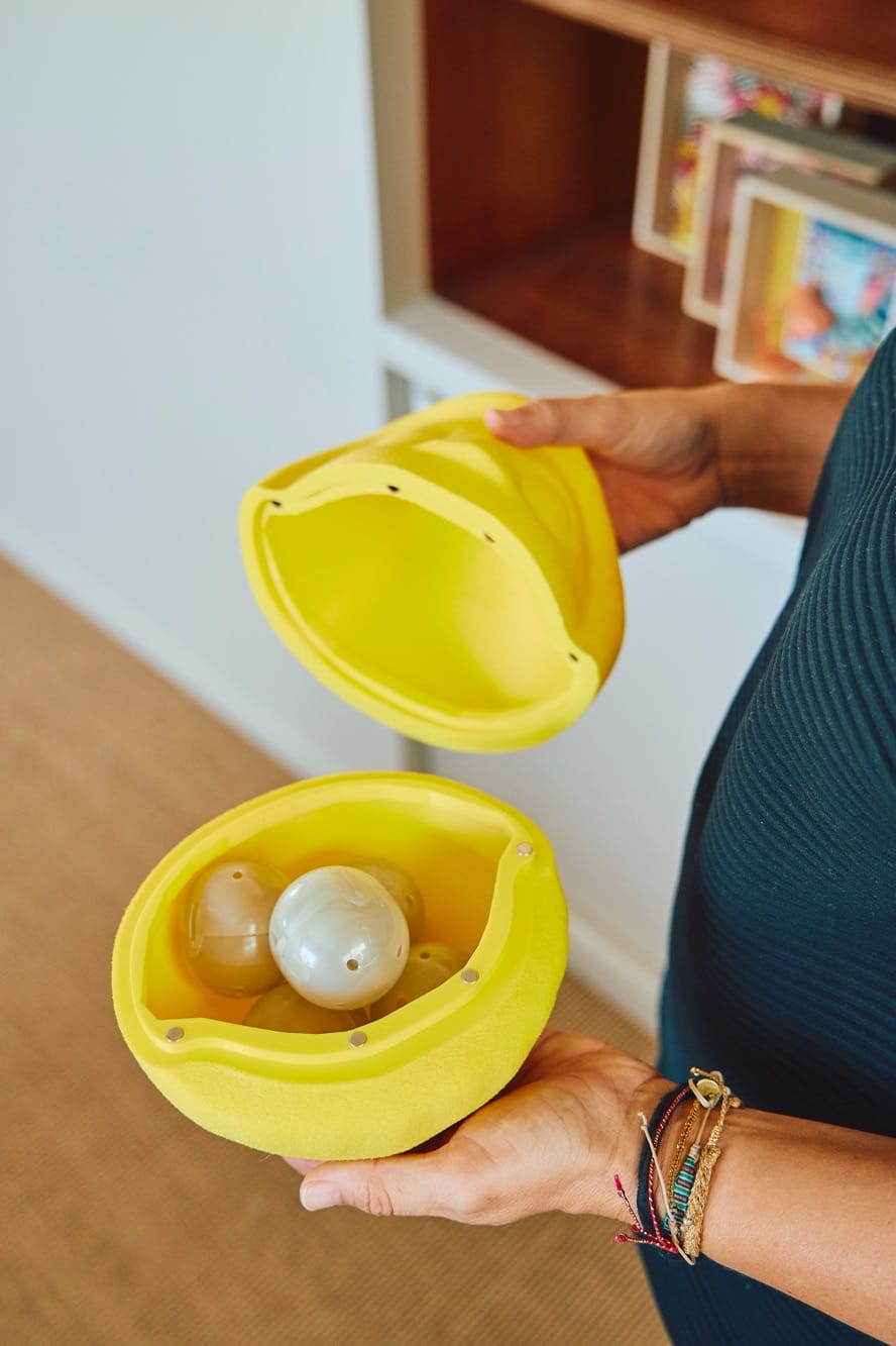 3Dプリンターでつくったダルマは、パカッと開けて小物入れに。（撮影：Masanori Kaneshita）